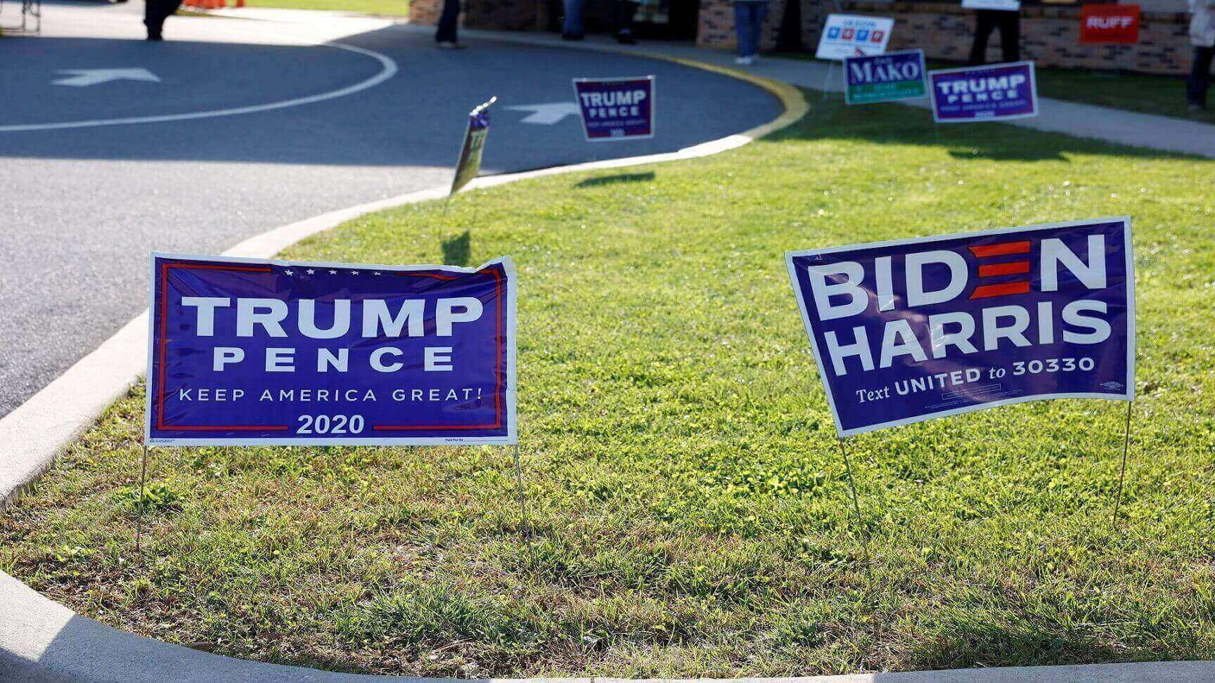 Carteles de la campaña de Donald Trump y Joe Biden en Cherryville, Pensilvania