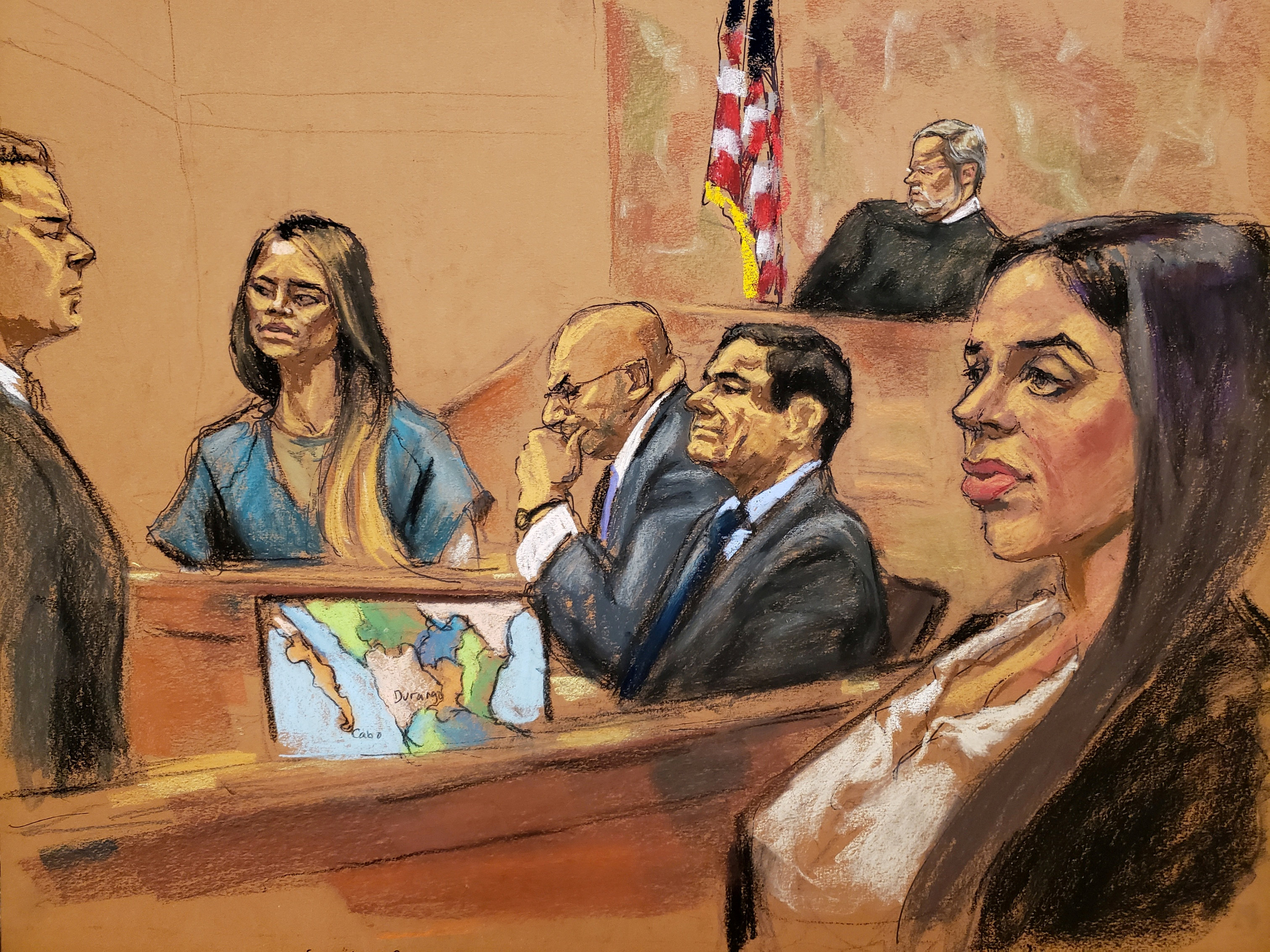 Lucero Guadalupe Sanchez Lopez testifica en el juicio al Chapo Guzmán bajo la mirada de la esposa del capo narco, Ema Coronel (REUTERS/Jane Rosenberg)