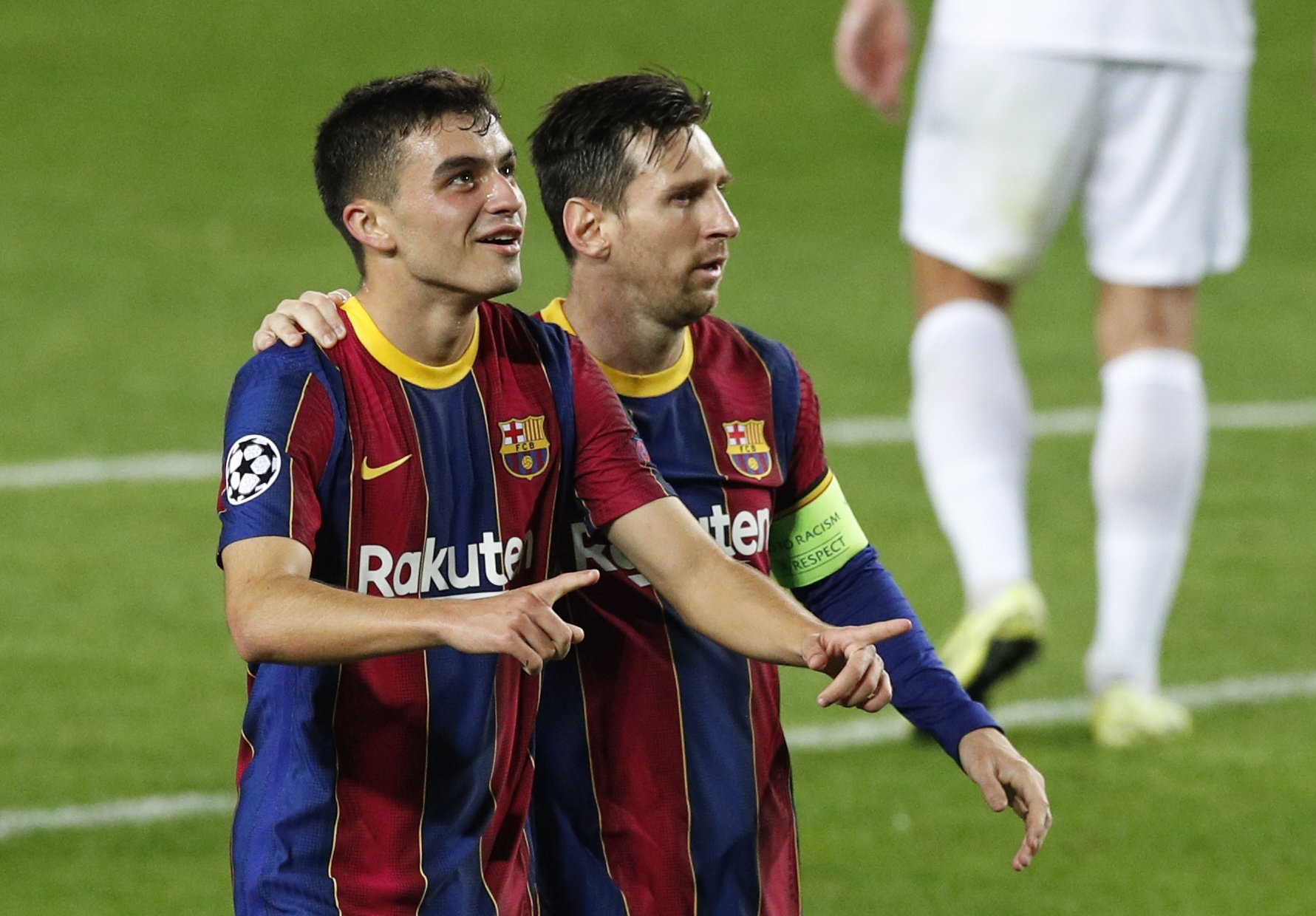 Pedri celebra su primer gol en la UEFA Champions League abrazado por Lionel Messi (Foto: REUTERS)