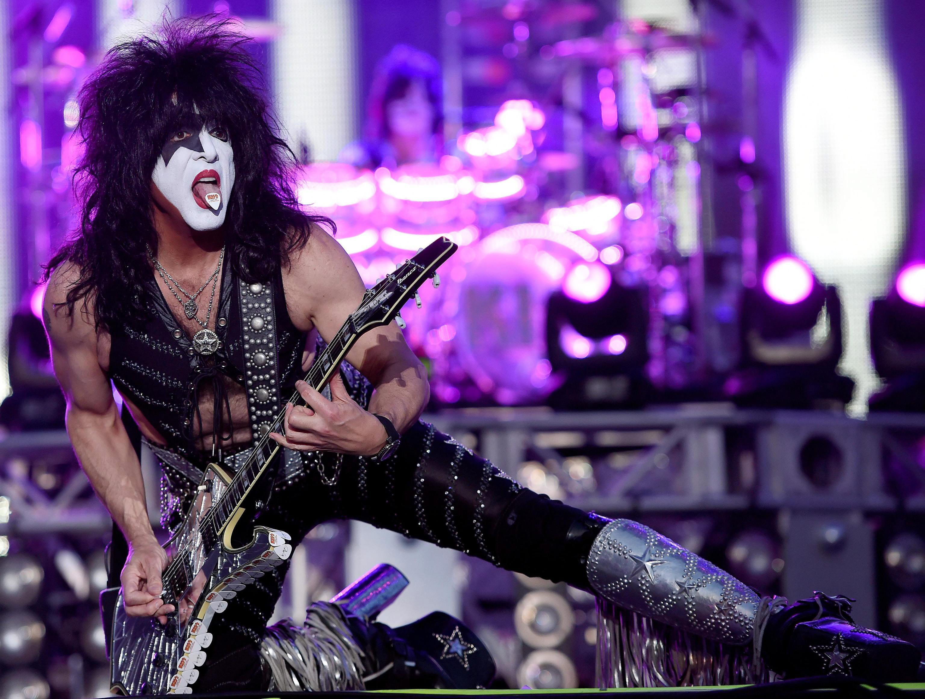 Paul Stanley cantante de Kiss durante una actuación (EFE/DANIEL DAL ZENNARO/Archivo)
