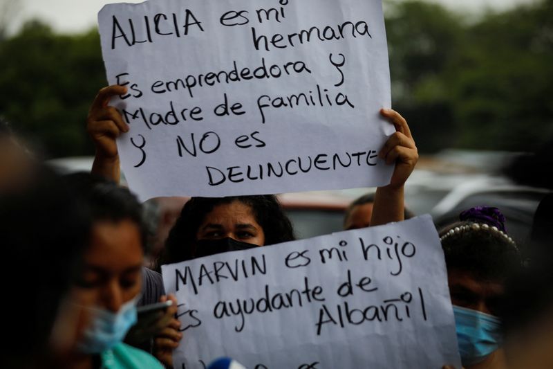 Familiares de personas detenidas durante el estado de emergencia sostienen carteles durante una protesta frente a la Corte Suprema. Reuters
