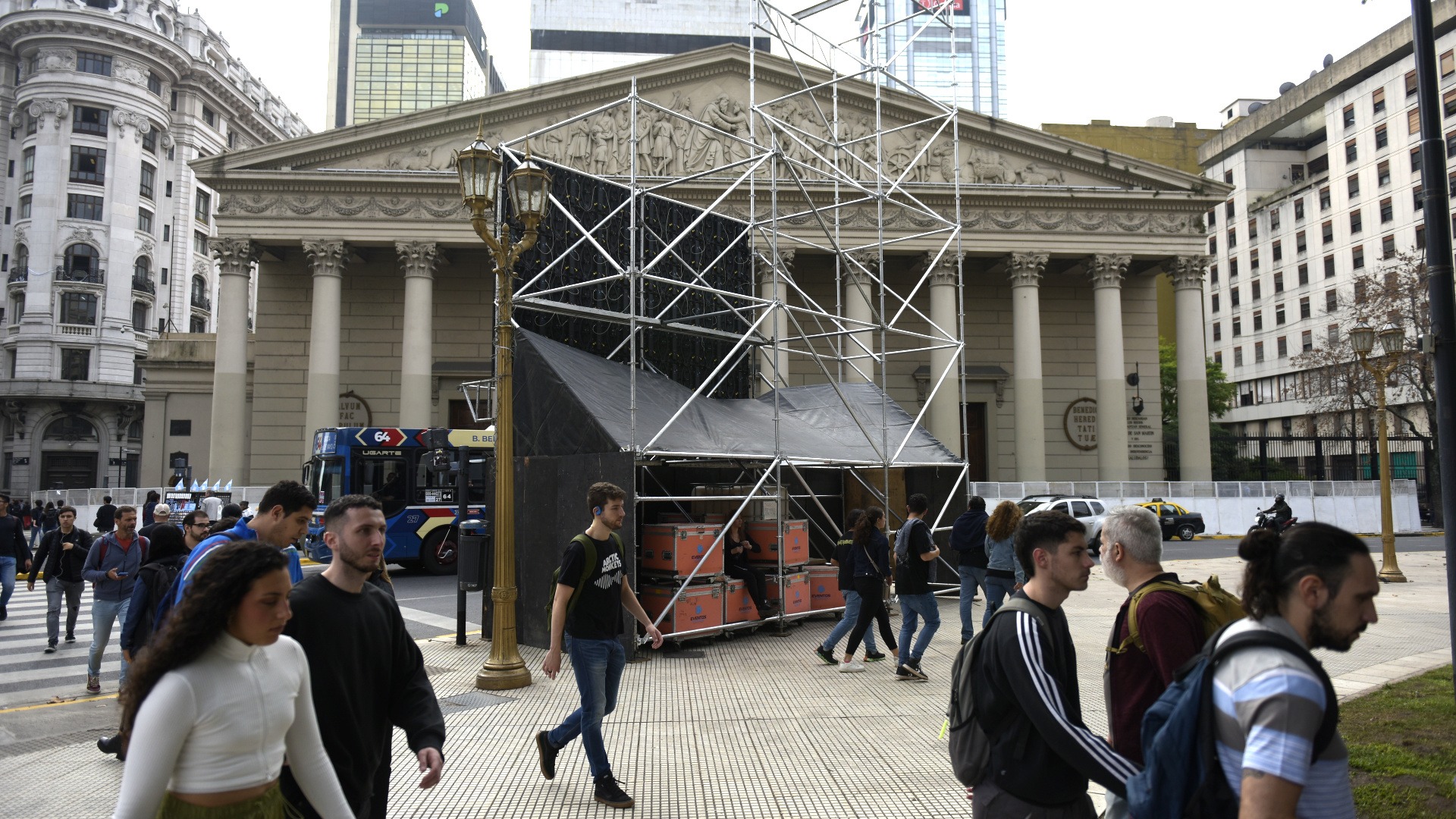 También ya se colocaron pantallas gigantes frente a la Catedral Metropolitana para seguir el discurso de Cristina Kirchner. (Gustavo Gavotti)