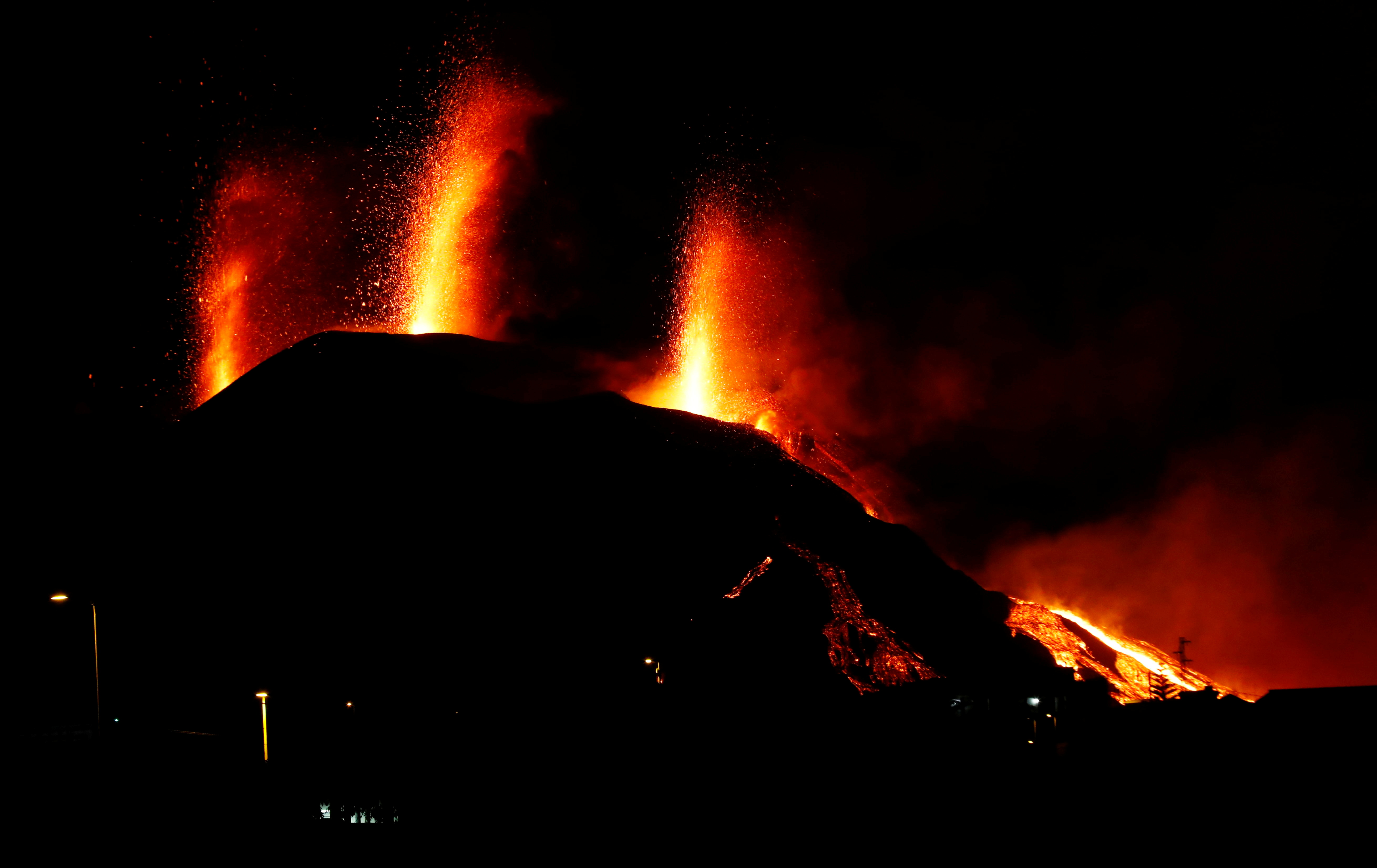 El volcán en erupción el 25 de octubre de 2021 (REUTERS/Borja Suarez)