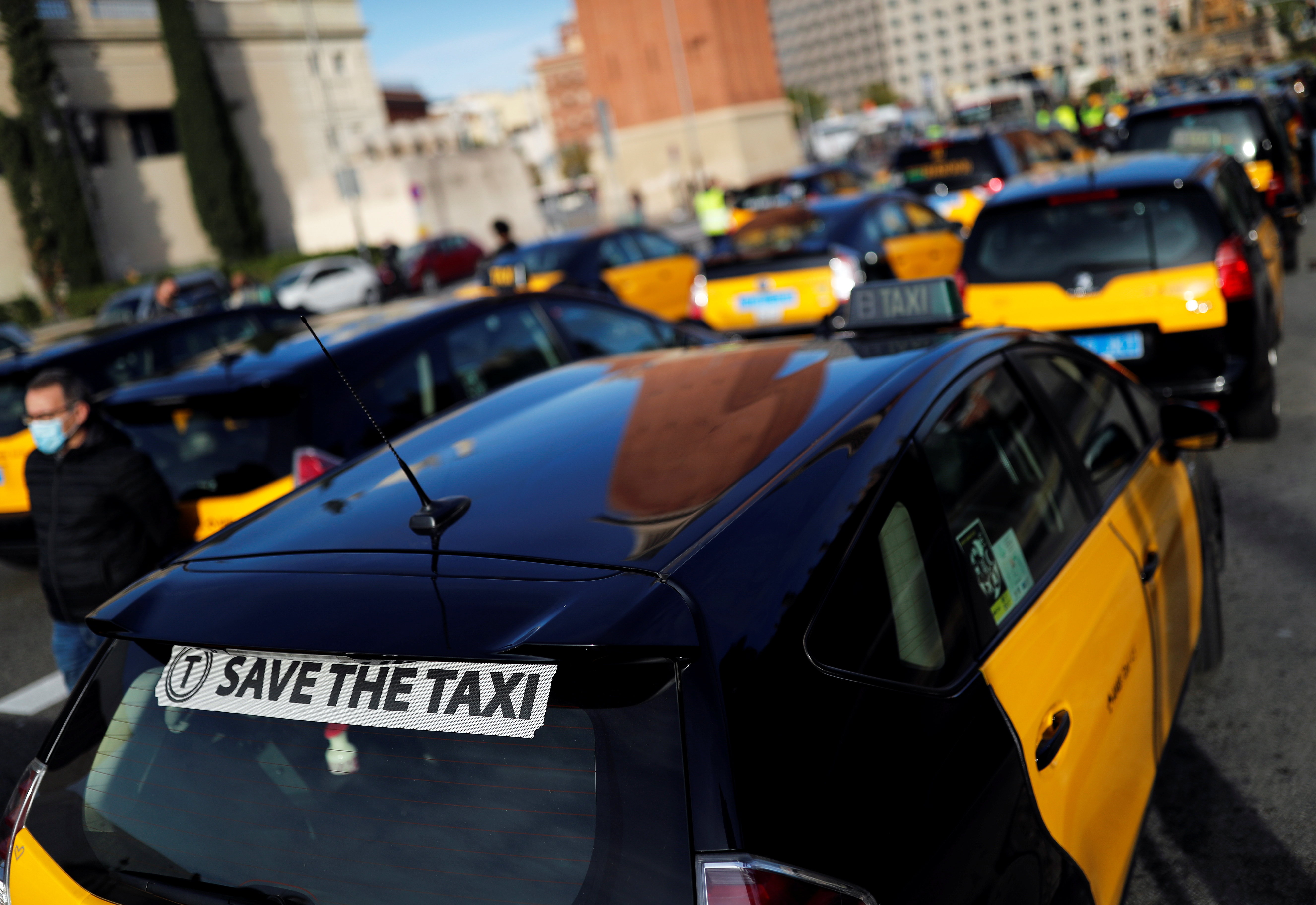Taxistas protestan por la caída de la demanda como resultado de las nuevas restricciones en Barcelona (REUTERS/Nacho Doce)