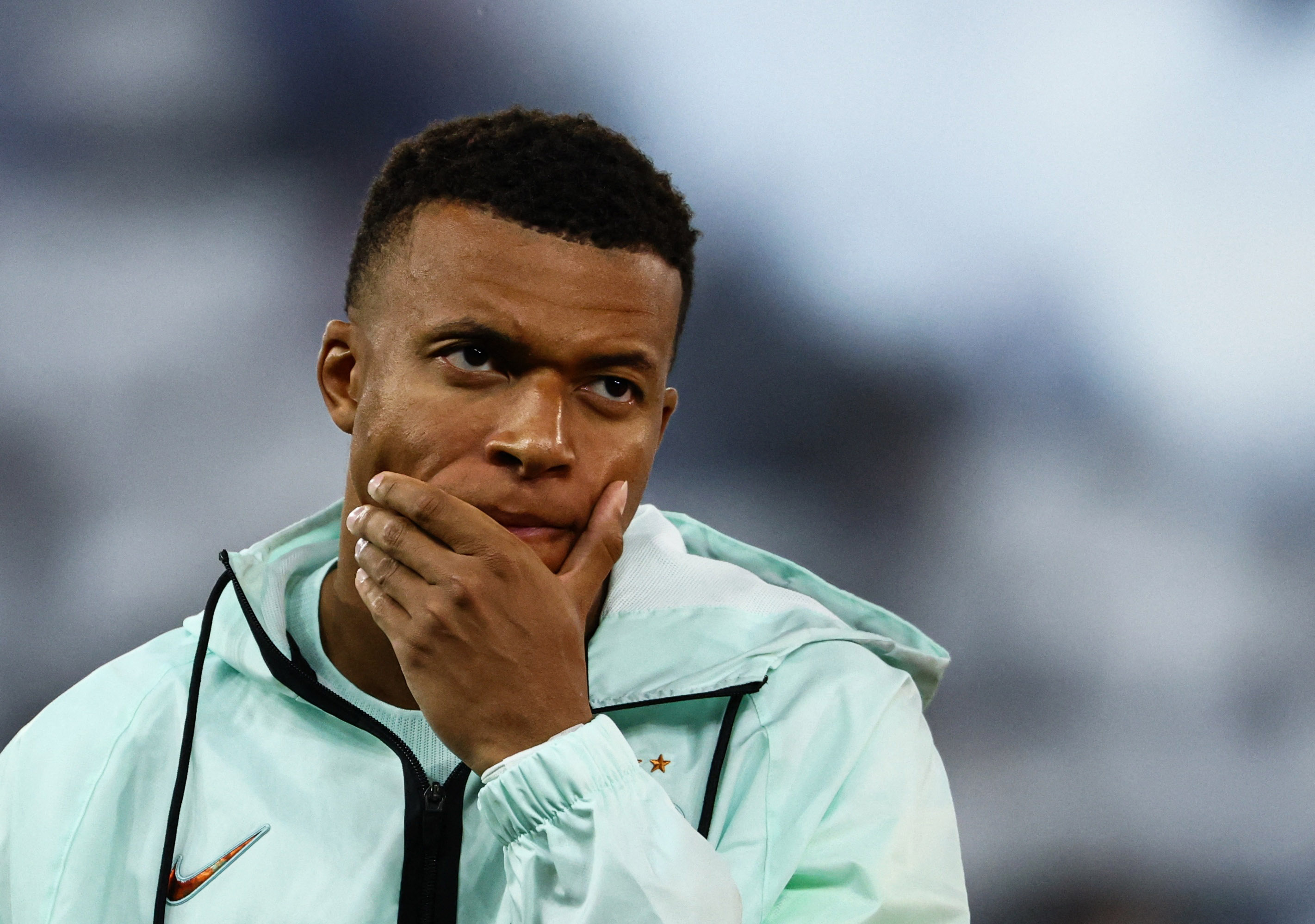 Crece la tensi&oacute;n con Kylian Mbapp&eacute; en Francia a 7 d&iacute;as del debut en el Mundial: el reclamo de Demb&eacute;l&eacute; y la lluvia de cr&iacute;ticas