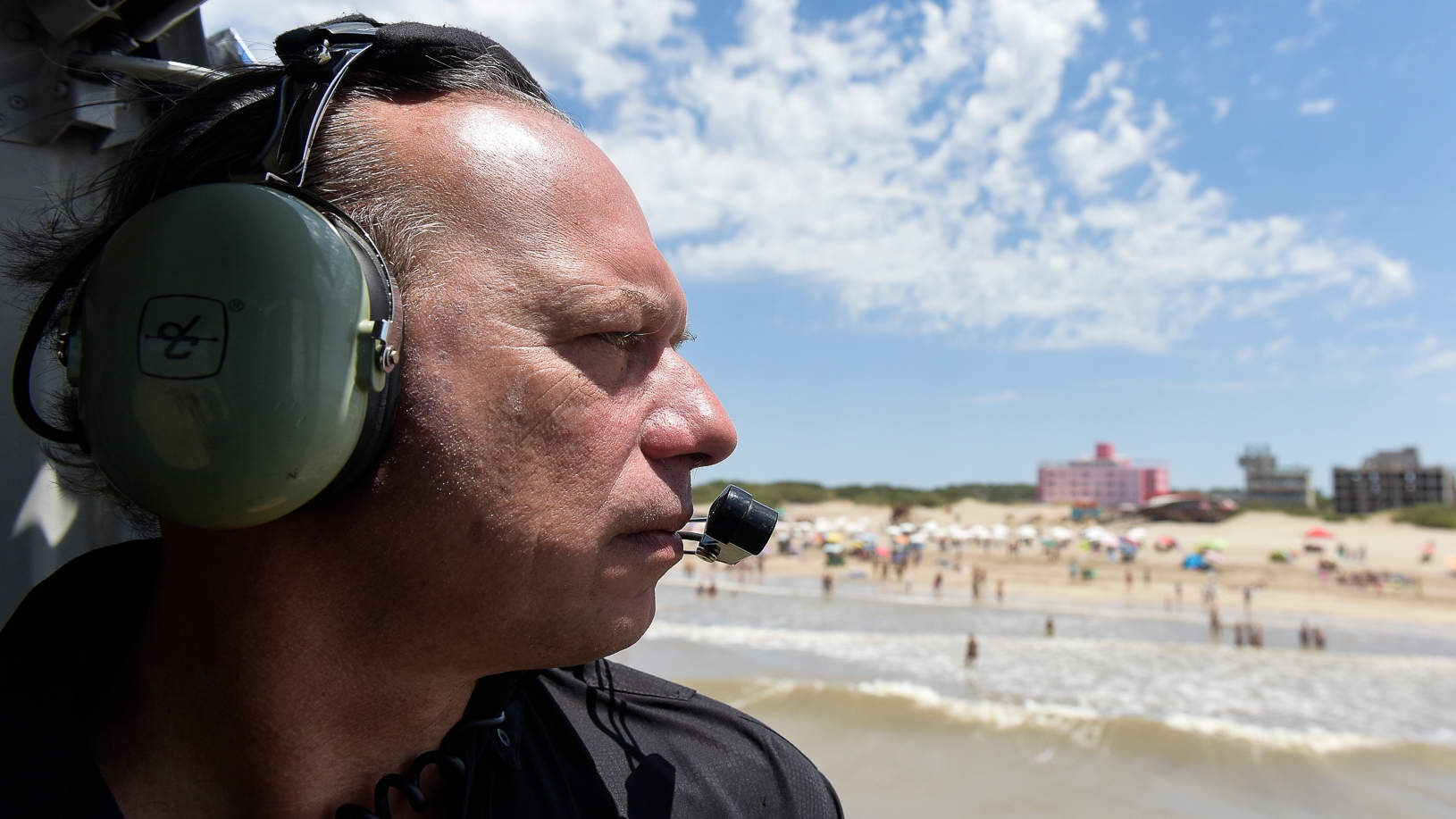 El ministro de Seguridad bonaerense, Sergio Berni, patrulla las playas de la Costa Atlántica a bordo de un helicóptero.