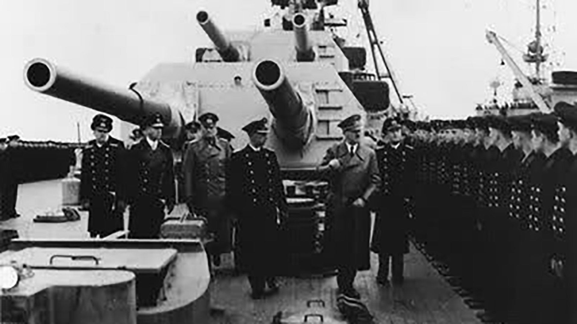 Adolf Hitler y la plana mayor del almirantazgo en el acorazado Bismarck. El líder nazi creía que era indestructible