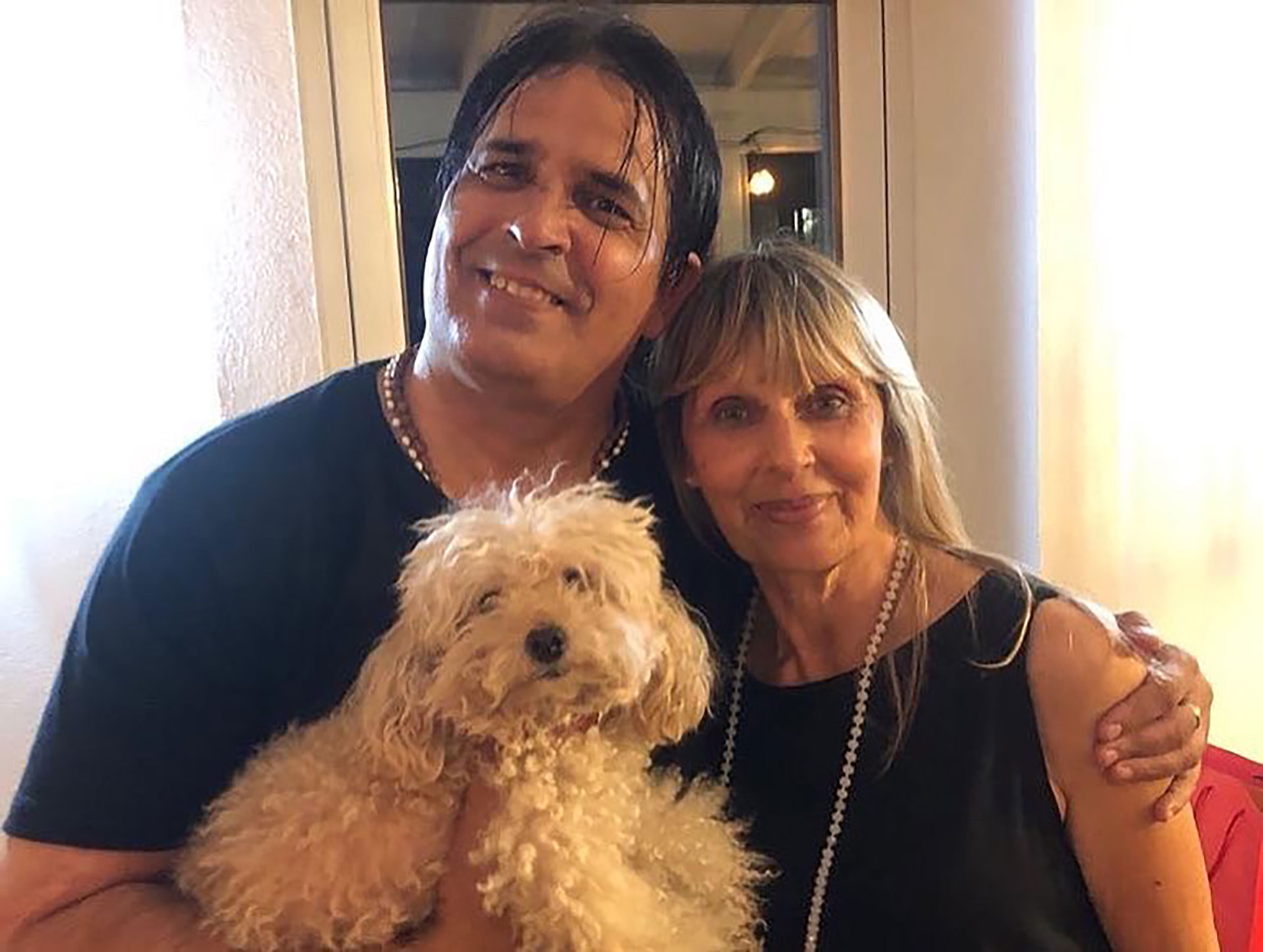 Roberto Parra hoy: con su mamá y su mascota