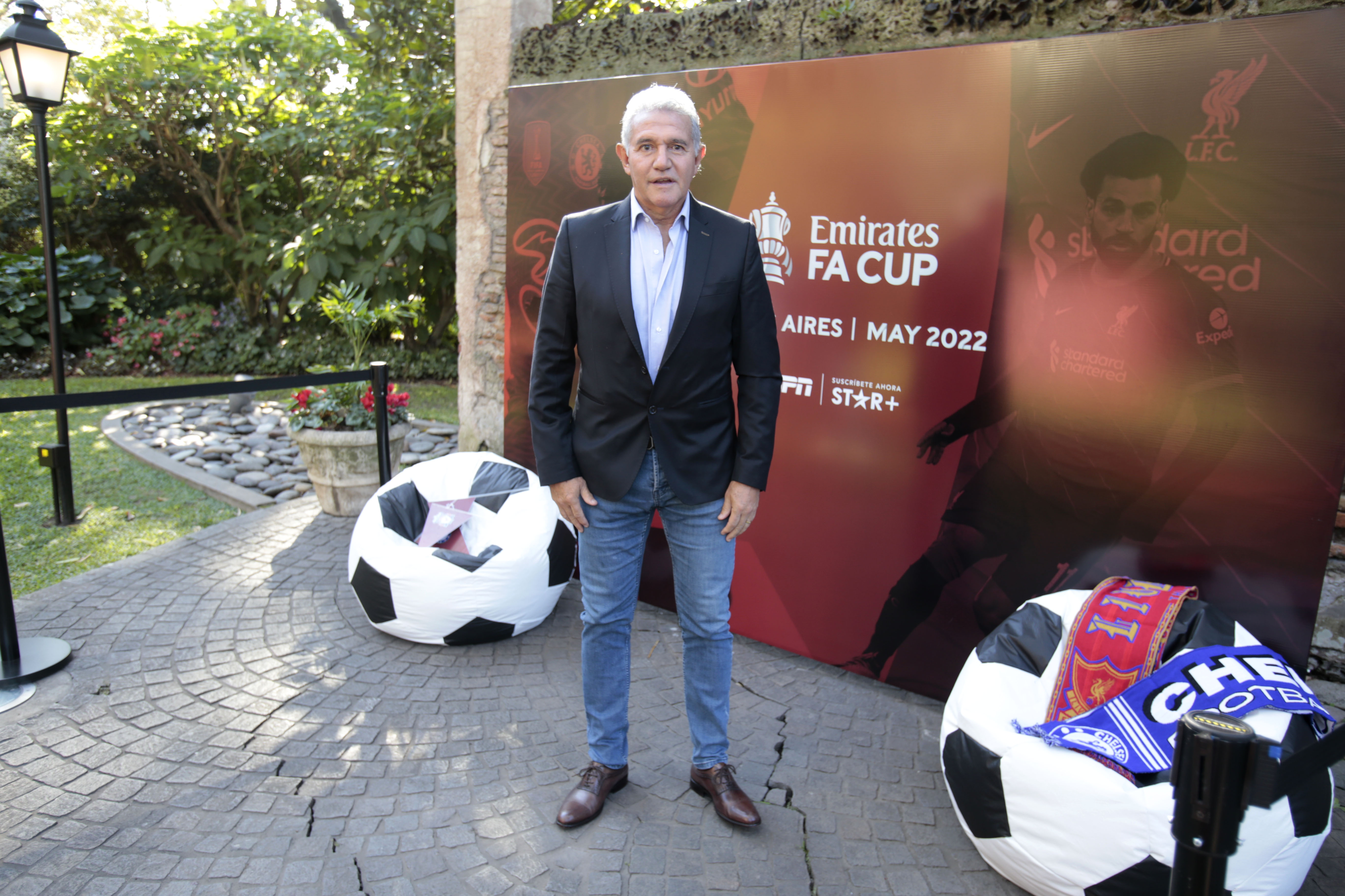Jorge Burruchaga, ex campeón mundial con el seleccionado argentino, le obsequió a la Embajadora una pelota de fútbol firmada por todos los ex jugadores 