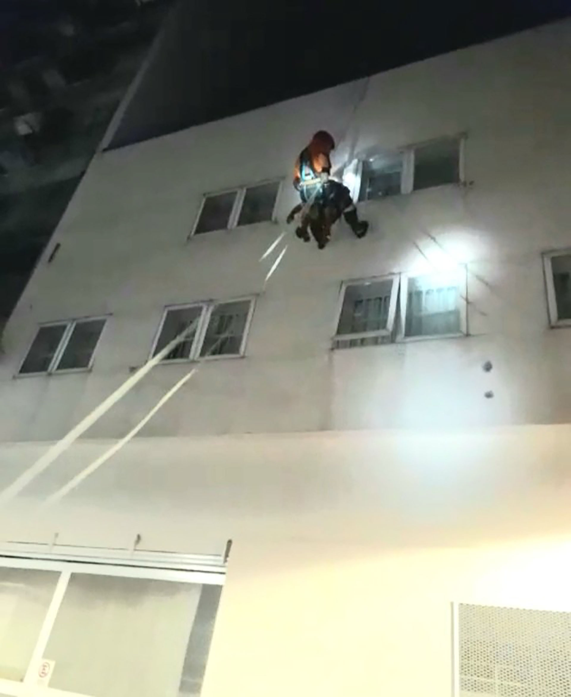 Algunos rescates tuvieron que realizarse a través de cuerdas desde la terraza (@EmergenciasBA)