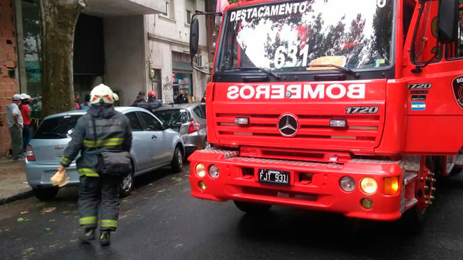 El tránsito peatonal se encuentra interrumpido en el lugar (Fotos: @EmergenciasBA)