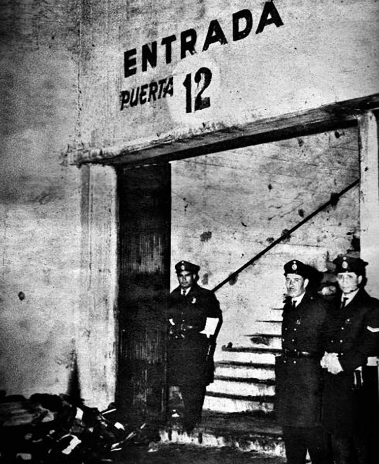 La policía en la entrada de la puerta 12 