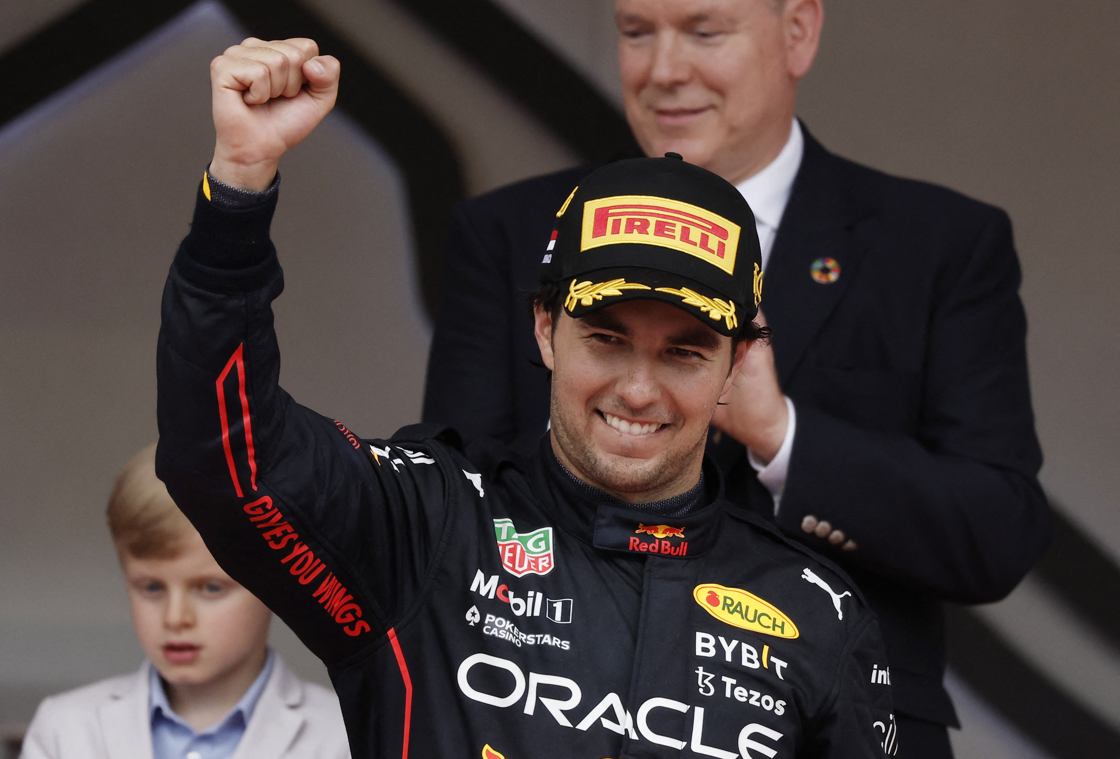 Tras la victoria de Checo Pérez en el GP de Mónaco, el mexicano quedó a 15 puntos de Verstappen, pero dos abandonos y problemas con las actualizaciones lo relegaron a 85 unidades (Foto: REUTERS/Benoit Tessier)