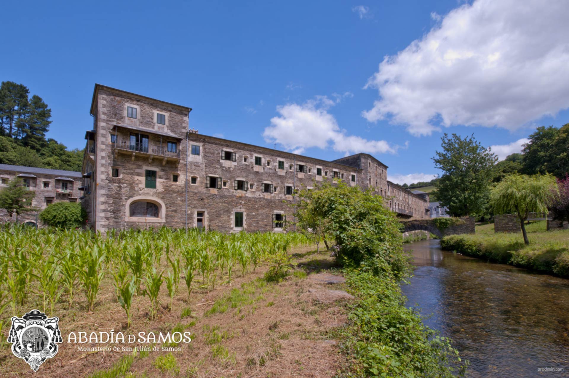 El exterior del monasterio es austero, pero su interior está cargado de lujos y distinción. Allí, en un techo, está tallada la misma frase de Messi