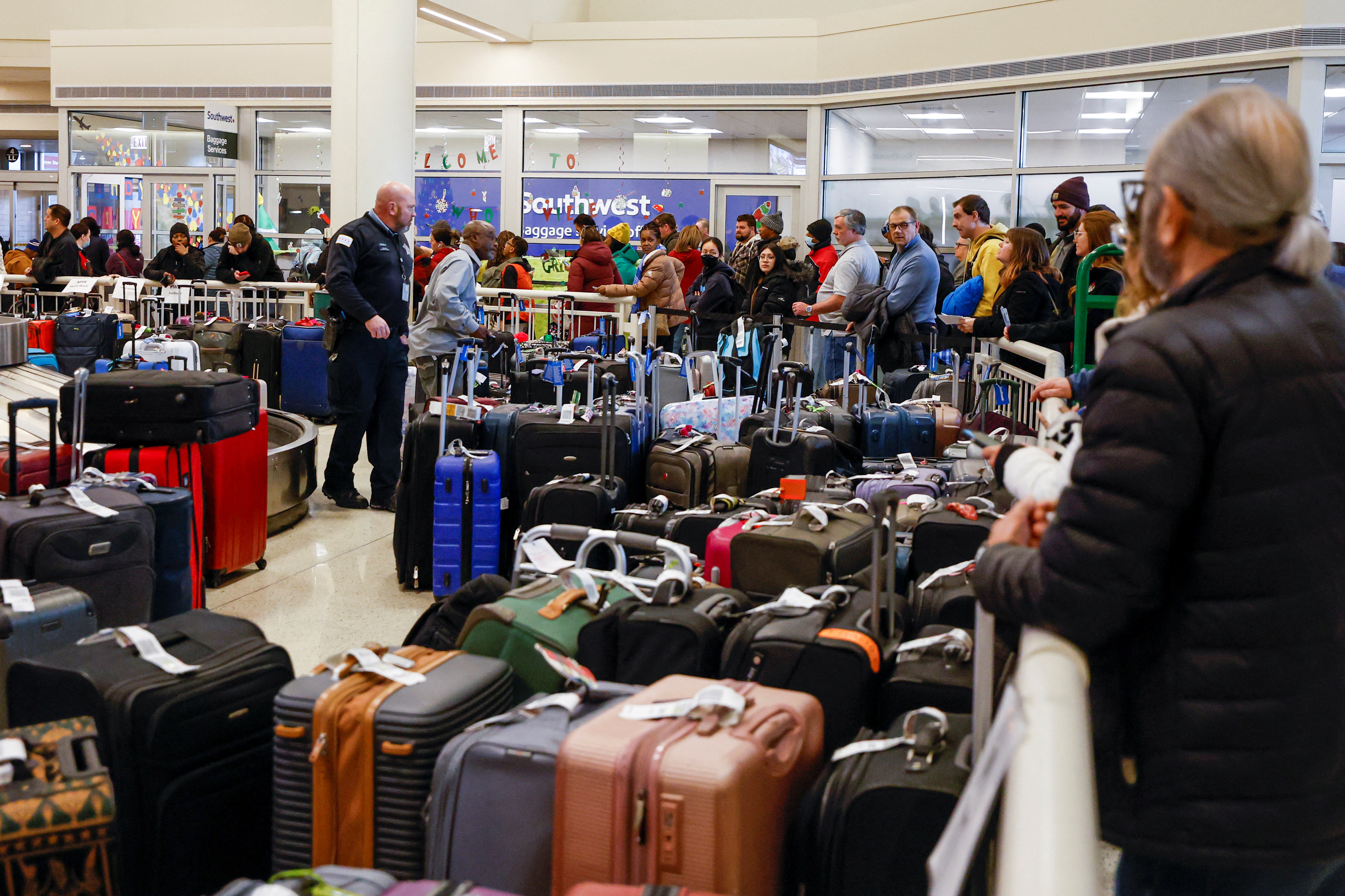 Viajeros de Southwest Airlines esperan en una fila para facturar el equipaje de sus vuelos cancelados en el aeropuerto internacional de Chicago Midway el 27 de diciembre de 2022 (REUTERS/Kamil Krzaczynski)
