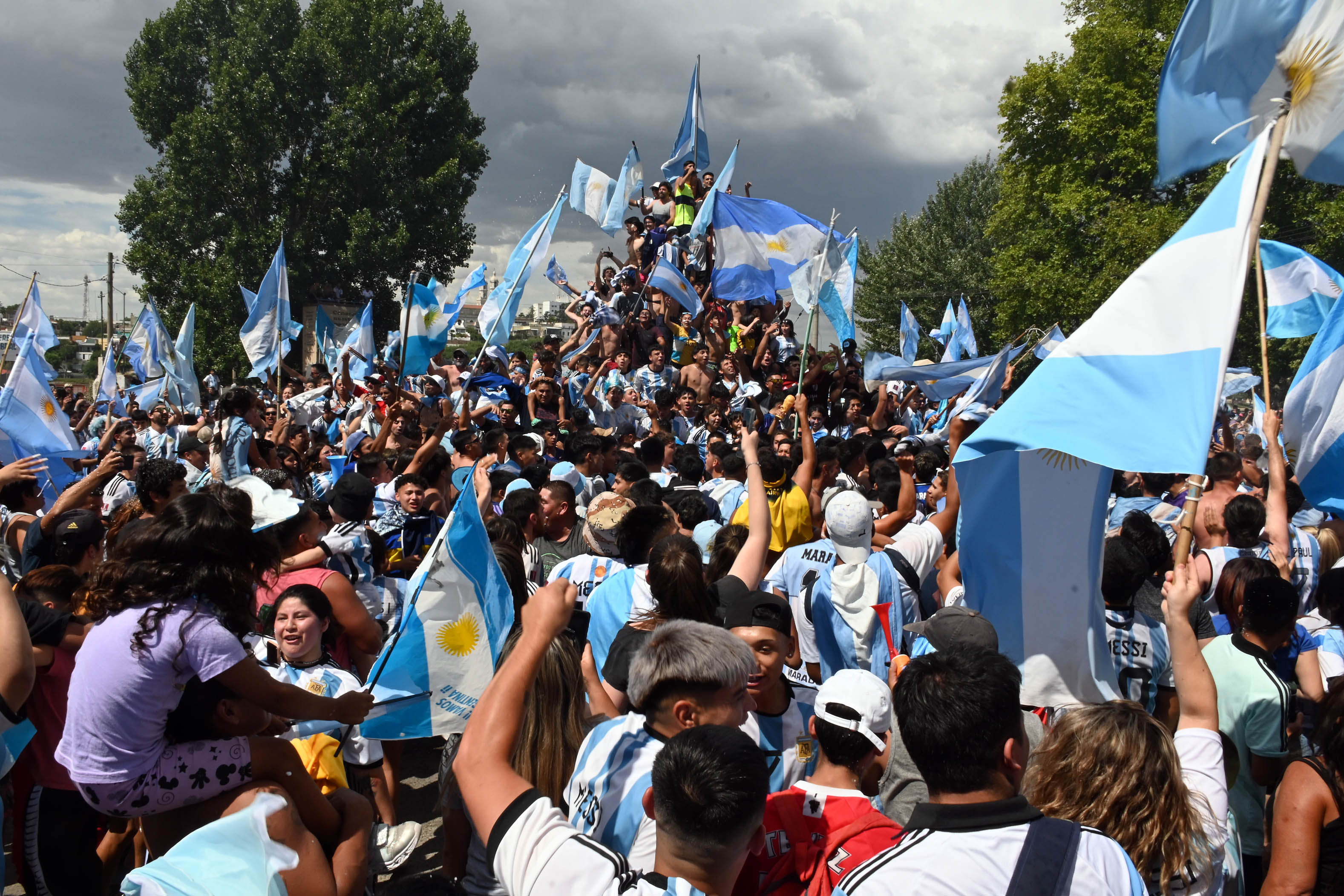 Hinchas argentinos festejan la copa del mundo en la fuente pucara y en las calles de Viedma Foto telam : Marcelo Ochoa
