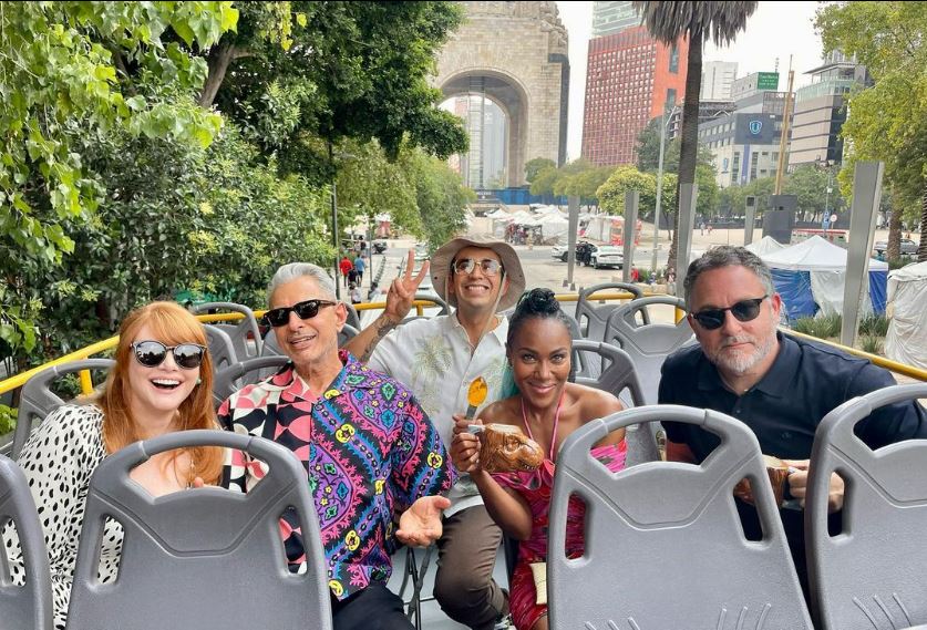 The cast took a tour of Turibus.  (Photo: @elcapiperez/Instagram)