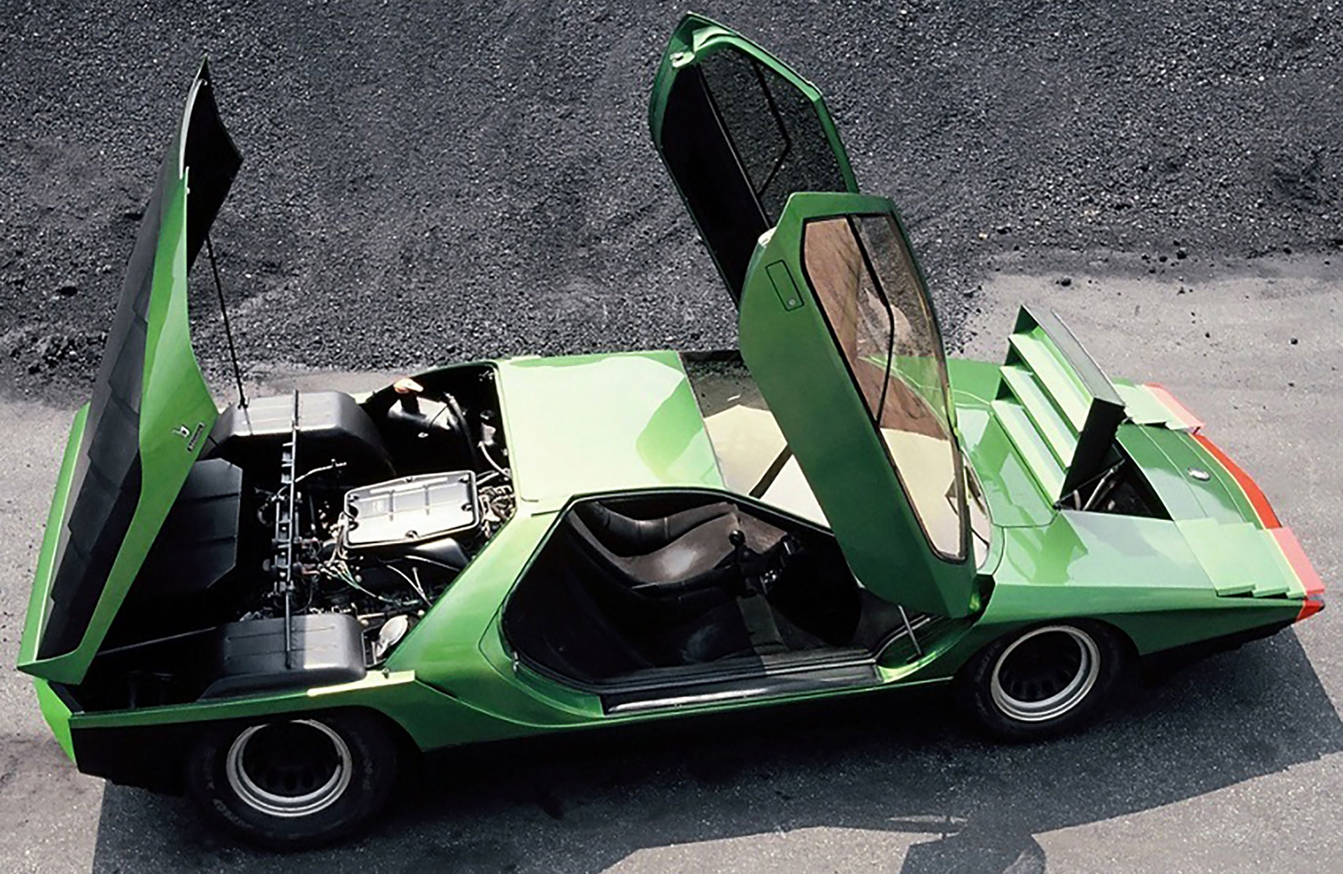 El capó, las puertas y el baul colocado adelante, se elevaban del mismo modo. El Alfa Romeo Carabo fue el primer auto de este estilo en 1968