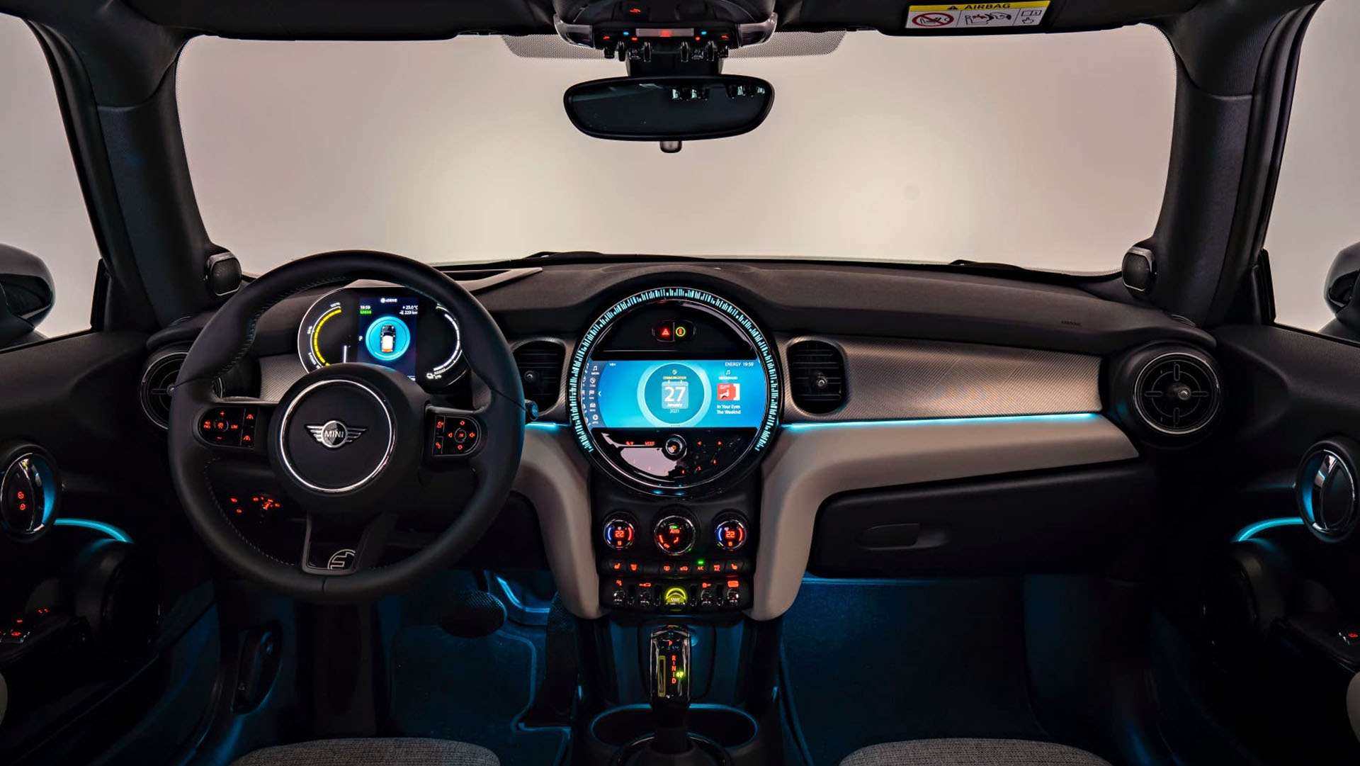 El interior del MINI Cooper SE Electric está completamente renovado respecto al tradicional, aunque manteniendo el diseño característico del reloj central que ahora es pantalla