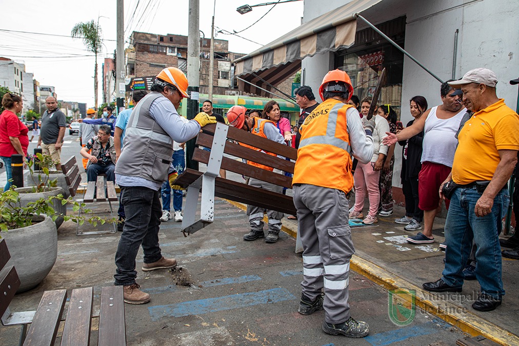 Trabajadores del municipio de Lince retiraron bancas, macetas, entre otros elementos, de la vía pública. (Municipalidad de Lince)