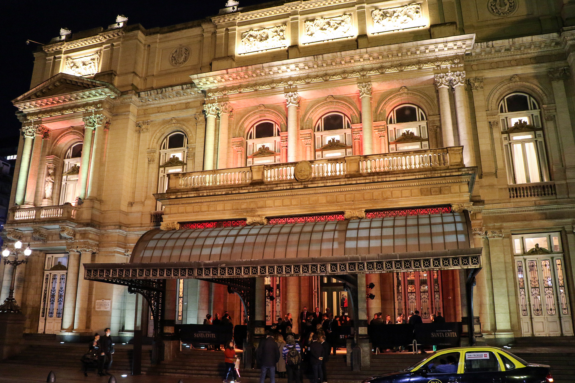 Iluminado con tonos rosa, el histórico Teatro Colón fue la sede para el avant premiere de Santa Evita