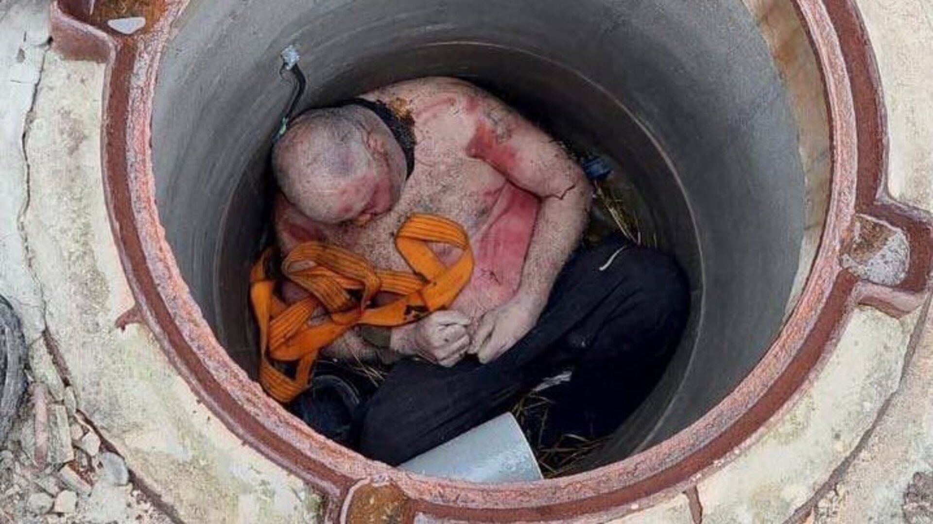 El cuerpo de un hombre con signos de tortura fue arrojado a un desagüe 