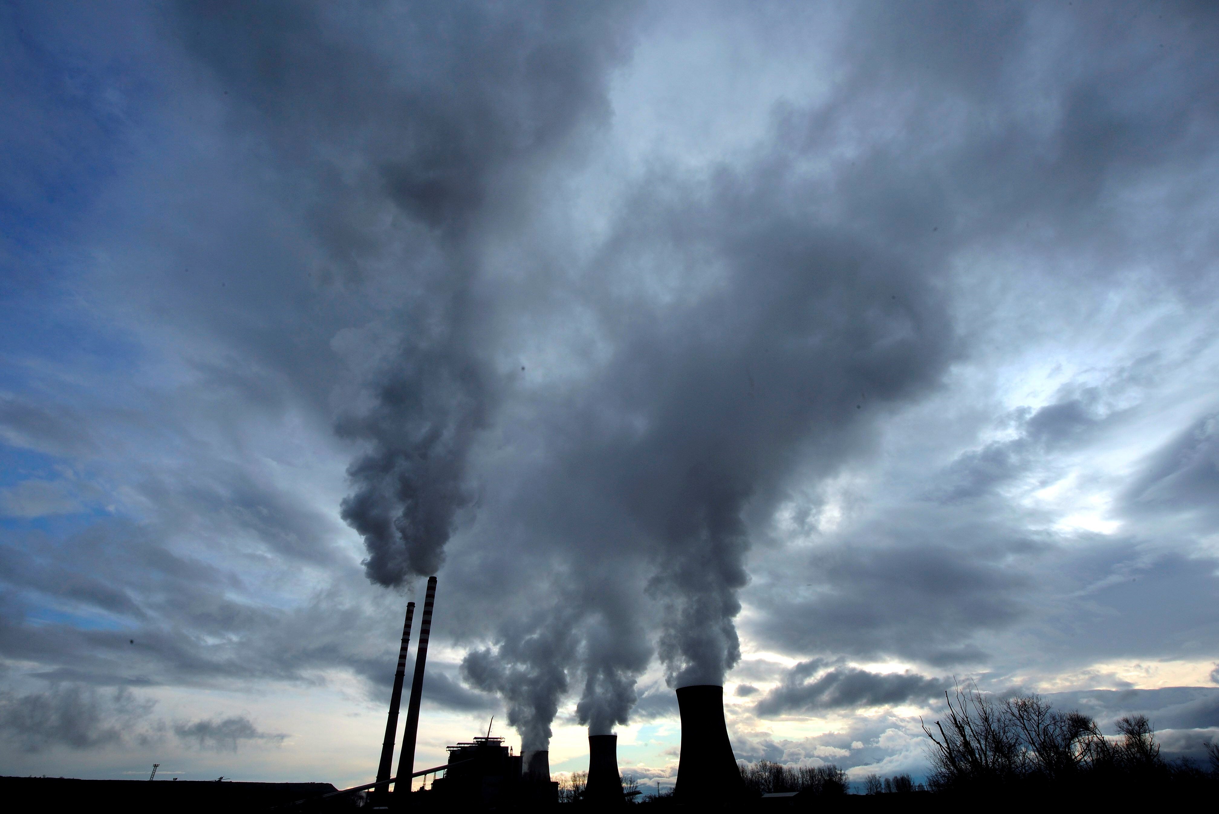 La ONU avisa que las emisiones de CO2 crecerán 13,7% en 2030 con nuevos compromisos. Vista de una planta térmica de carbón (EFE)
