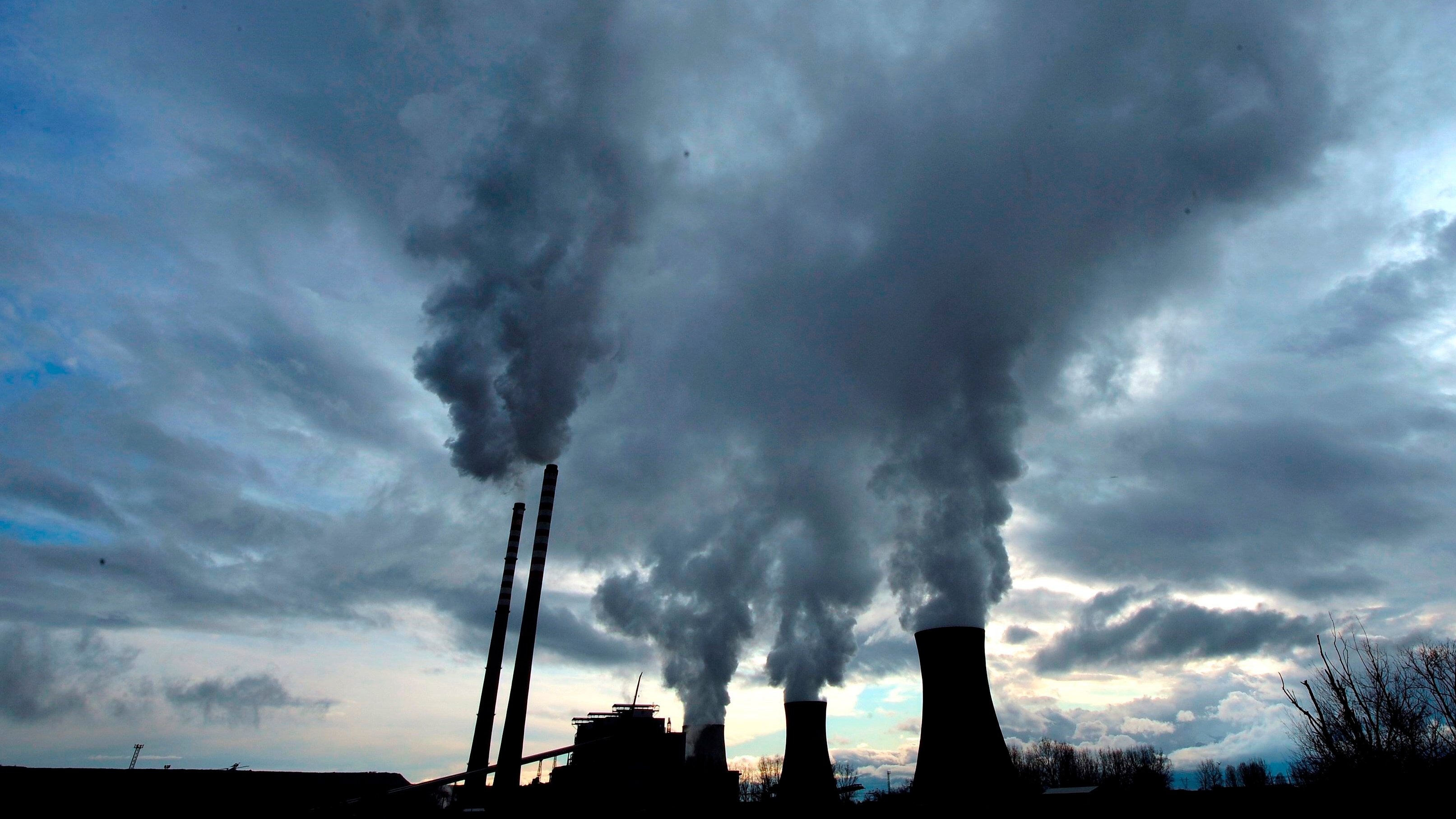 La quema de combustibles fósiles es una de las prácticas humanas que produce contaminación aérea (EFE/Archivo/Georgi Livocski)