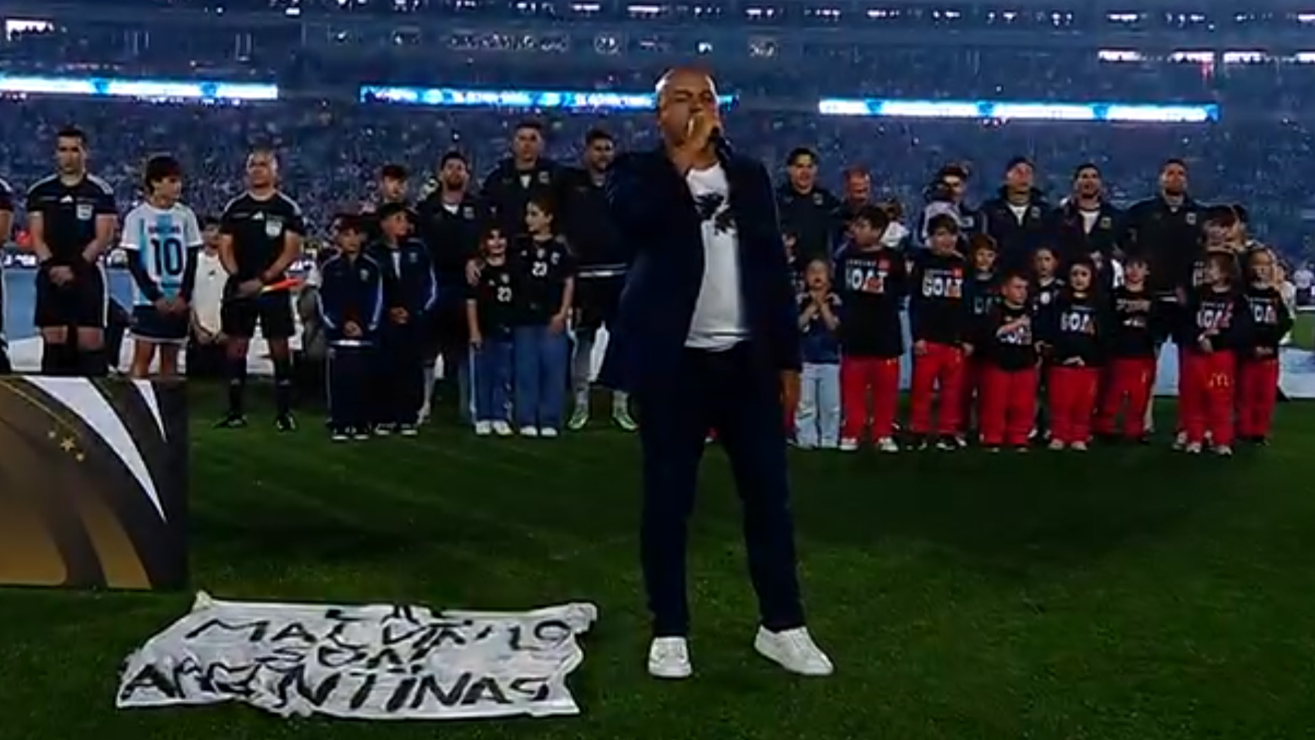 Las l&aacute;grimas de Messi y Scaloni durante la emocionante interpretaci&oacute;n del himno del ex combatiente Fabio Santana, con la bandera de Malvinas al lado