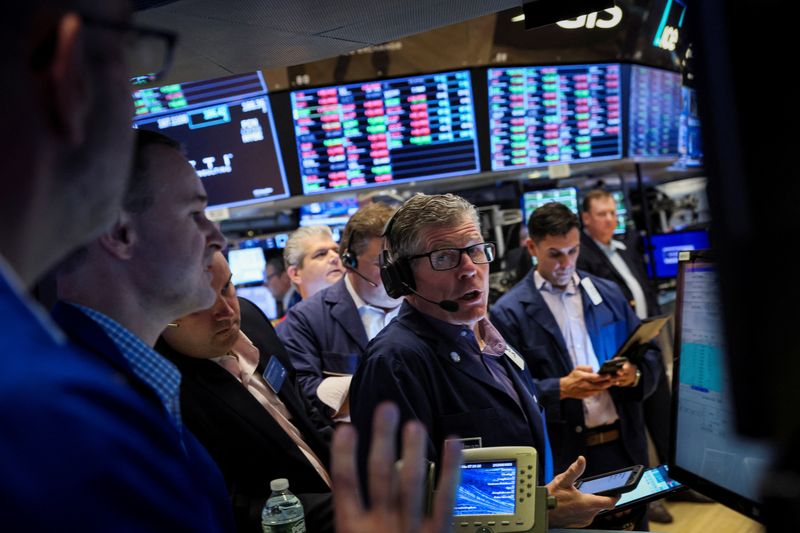 Trabajadores en la Bolsa de Nueva York (REUTERS/Brendan McDermid)