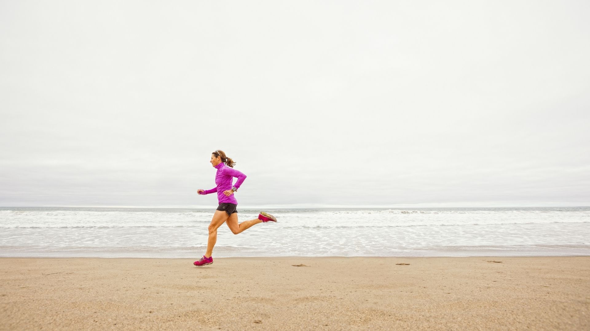 Un ejercicio para los amantes del running es hacer las cuestas en los médanos o correr en la playa plana (Getty)