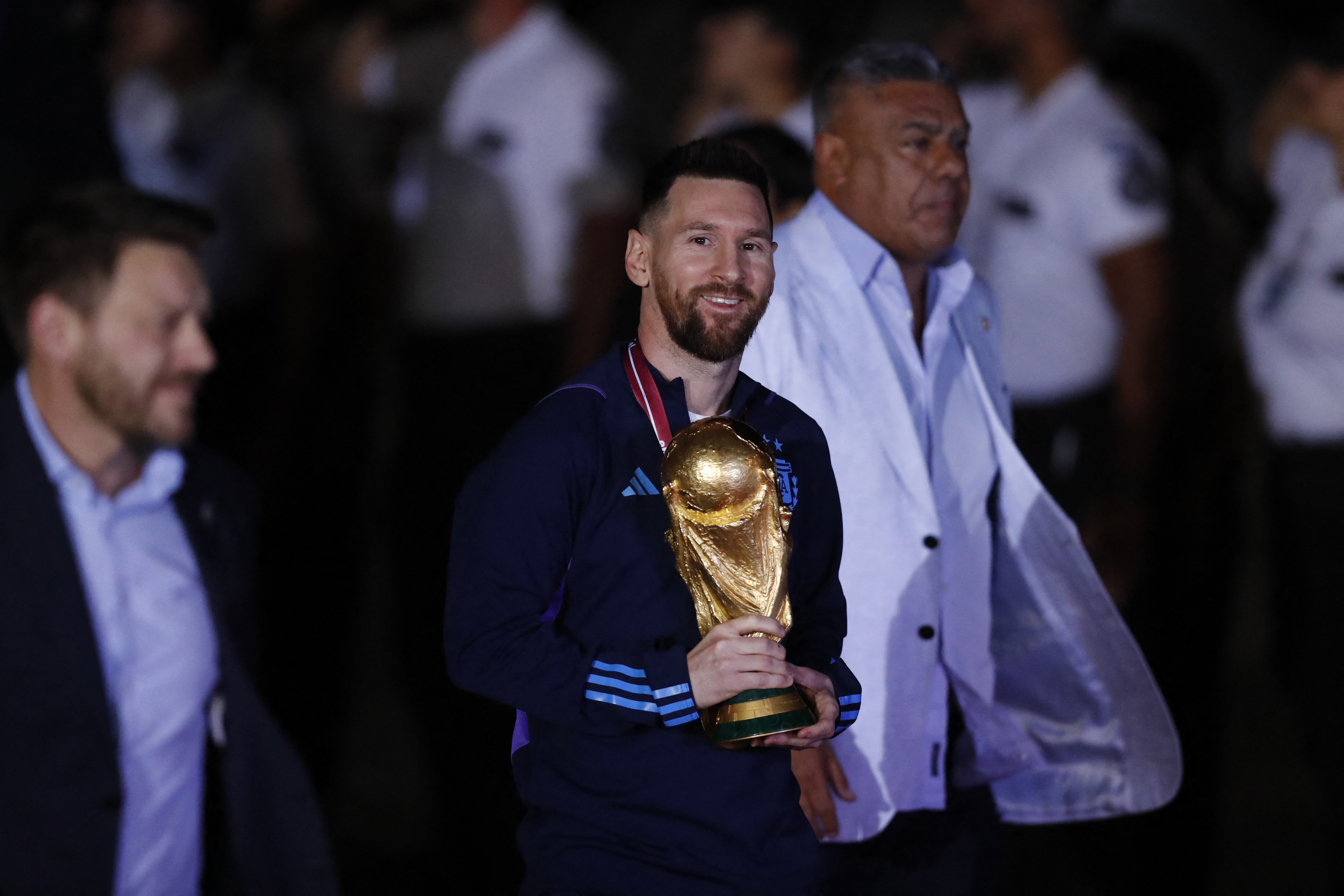 Lionel Messi sostiene la Copa y sonríe al ver a los hinchas 