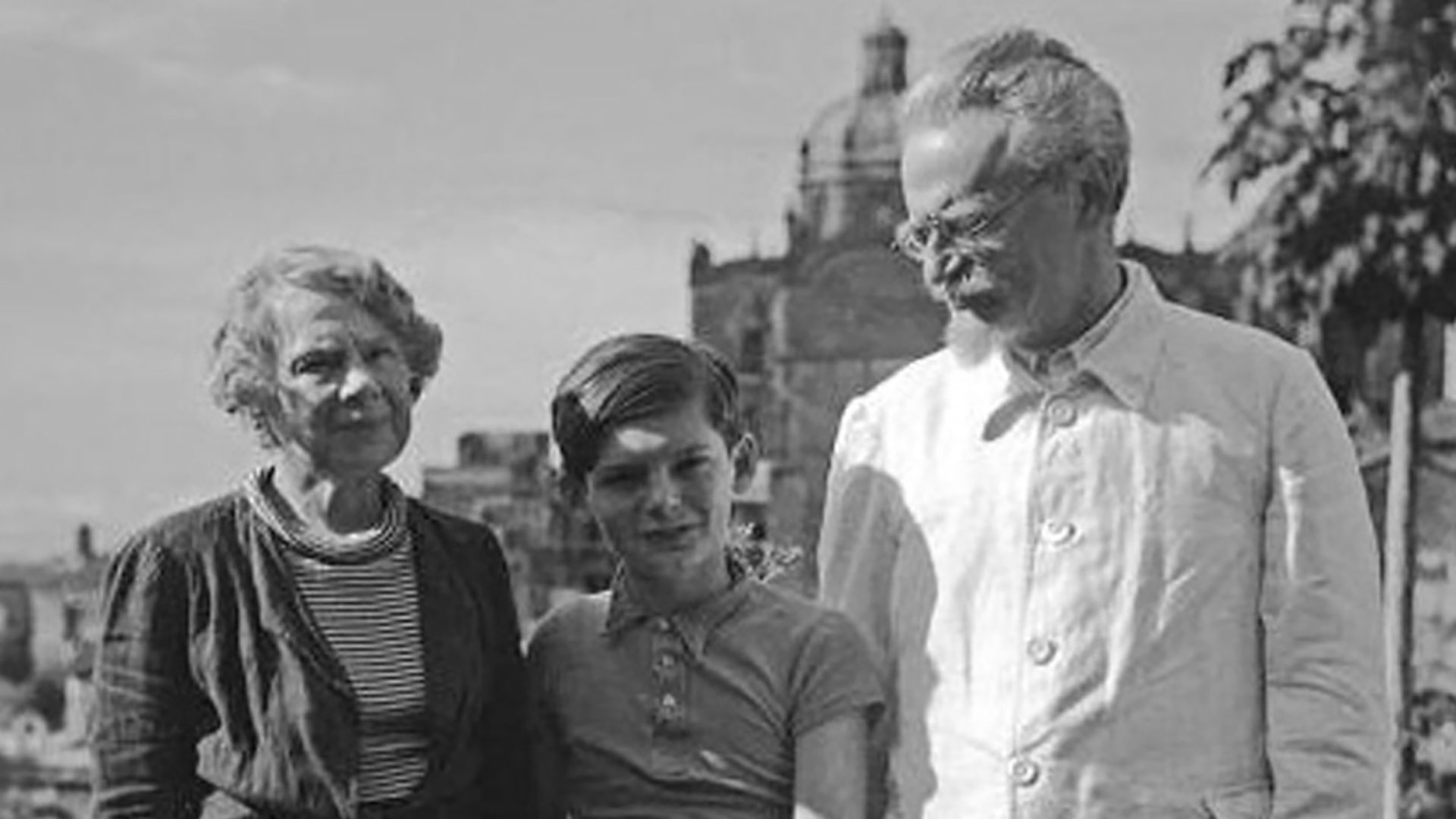 Esteban Volkov, en el centro, con su abuelo Léon Trotsky y Natalia Sedova, la segunda esposa del revolucionario. (Grosbygroup)