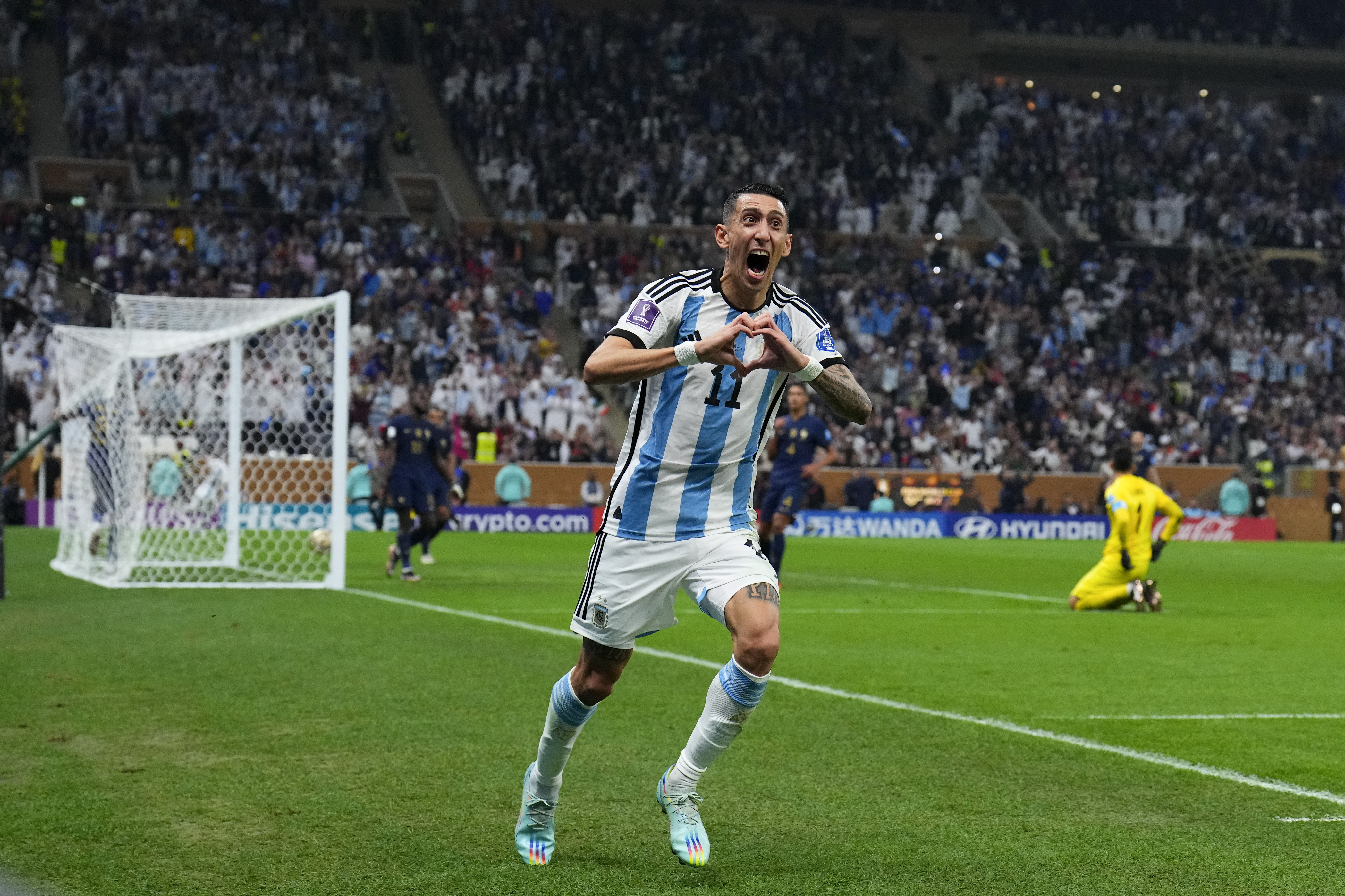 Angel Di María celebra tras anotar el segundo gol de Argentina en la final de la Copa Mundial ante Francia en el estadio Lusail, el domingo 18 de diciembre de 2022, en Lusail, Qatar. (AP Foto/Natacha Pisarenko)