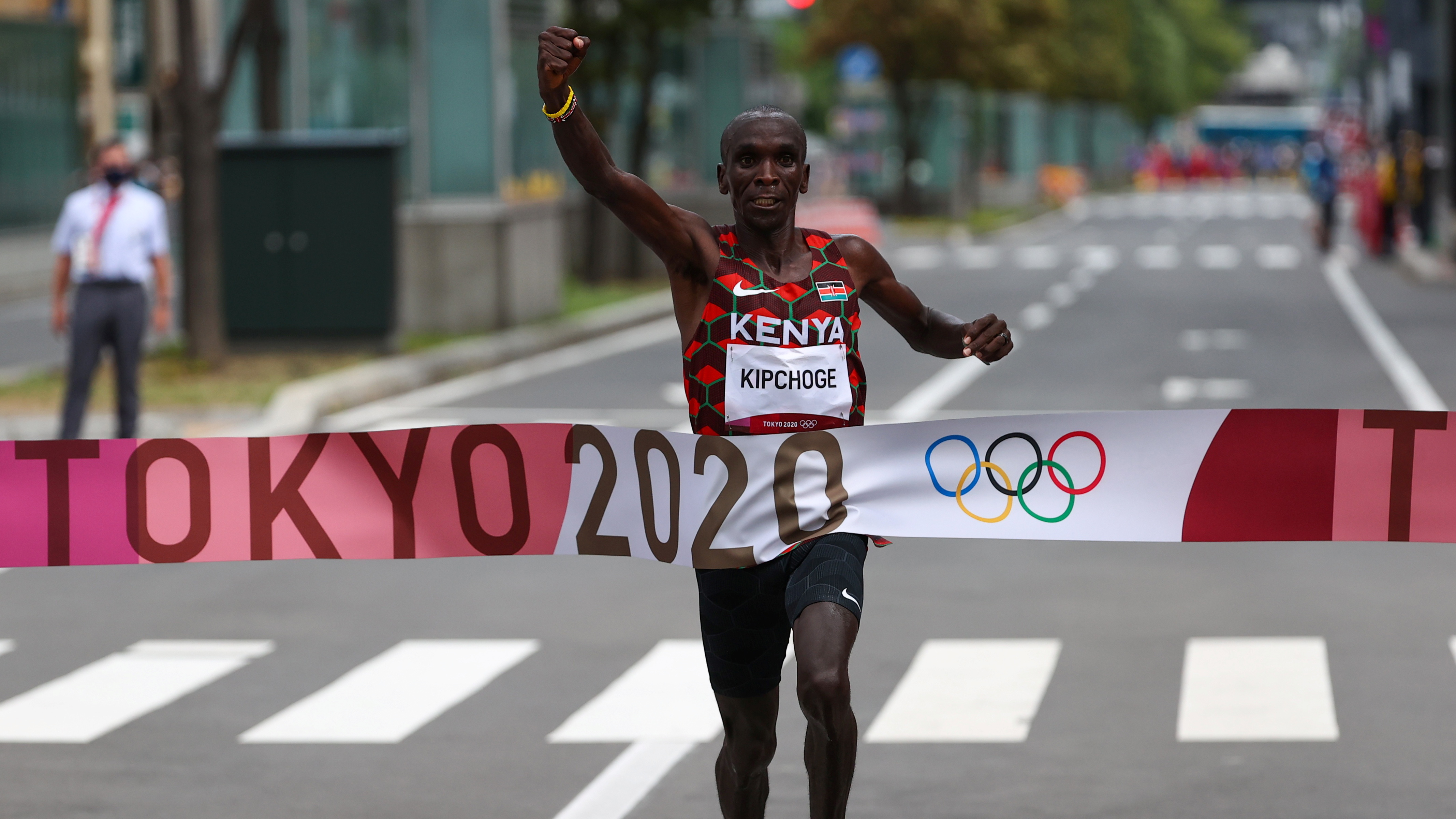 Eliud Kipchoge hizo historia en Tokio: el keniata se transformó en el tercer bicampeón en la maratón de los Juegos Olímpicos