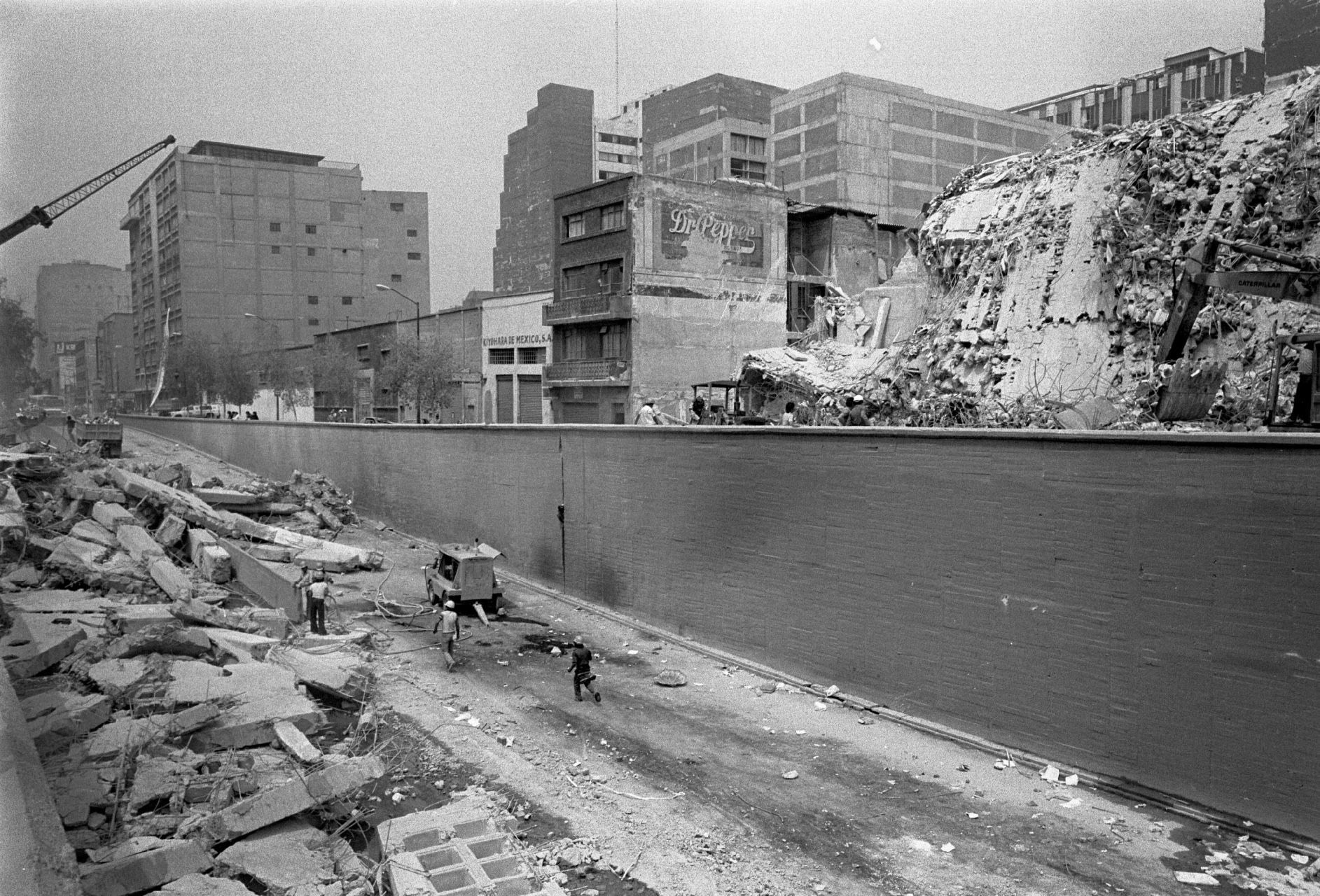 En imagen de archivo, instalaciones dañadas de Televicentro en avenida Chapultepec. FOTO: ELOY VALTIERRA/CUARTOSCURO.COM