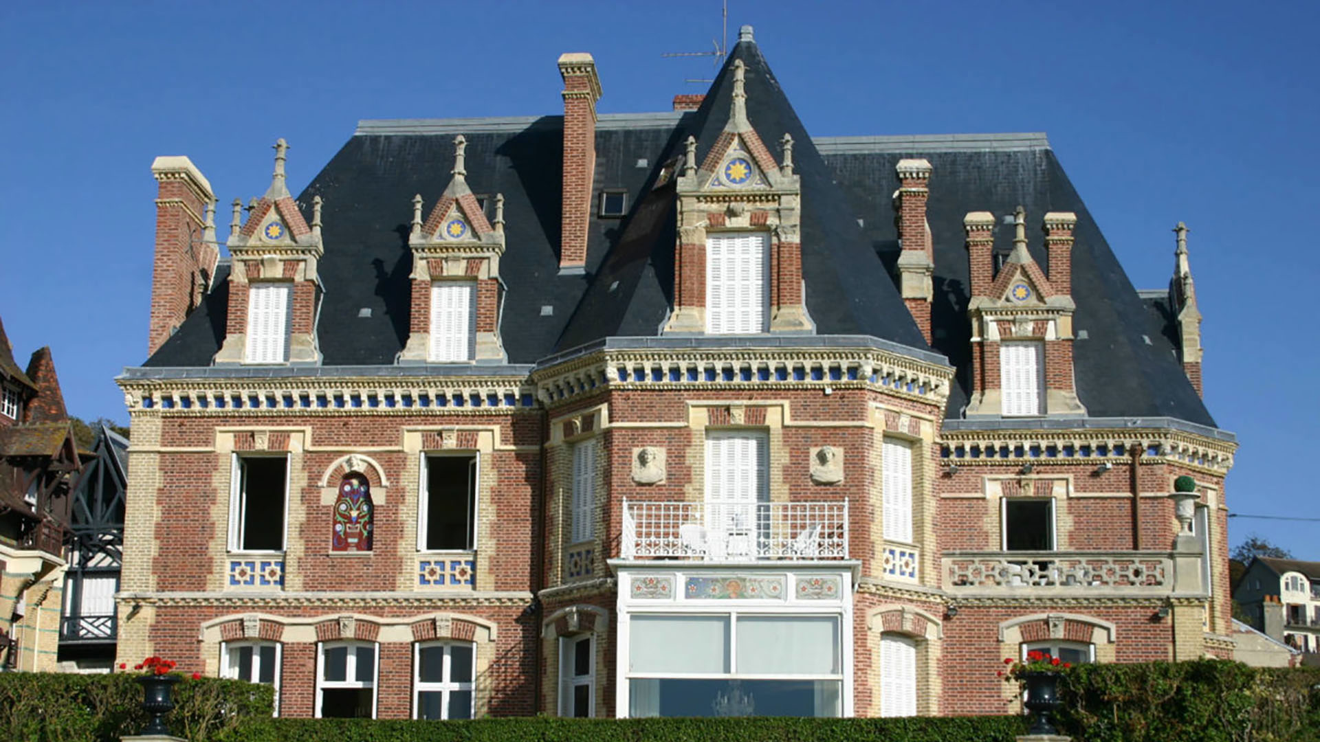 El Palacio Muñiz fue una copia exacta de la Villa Sidonia, un chateau ubicado a la vera del Canal de la Mancha, en la región de Normandía