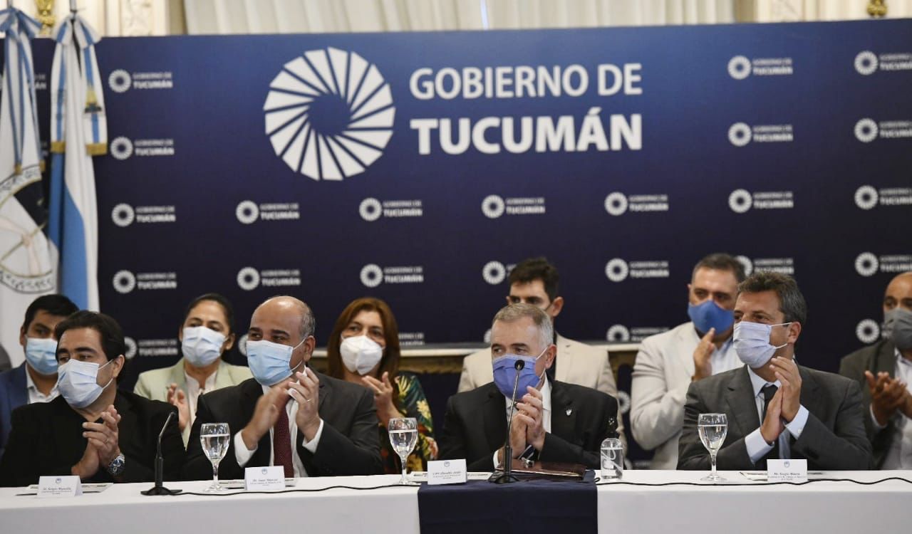 El gobernador de Tucumán, Osvaldo Jaldo, junto al Jefe de Gabinete, Juan Manzur; el presidente de la Cámara de Diputados, Sergio Massa