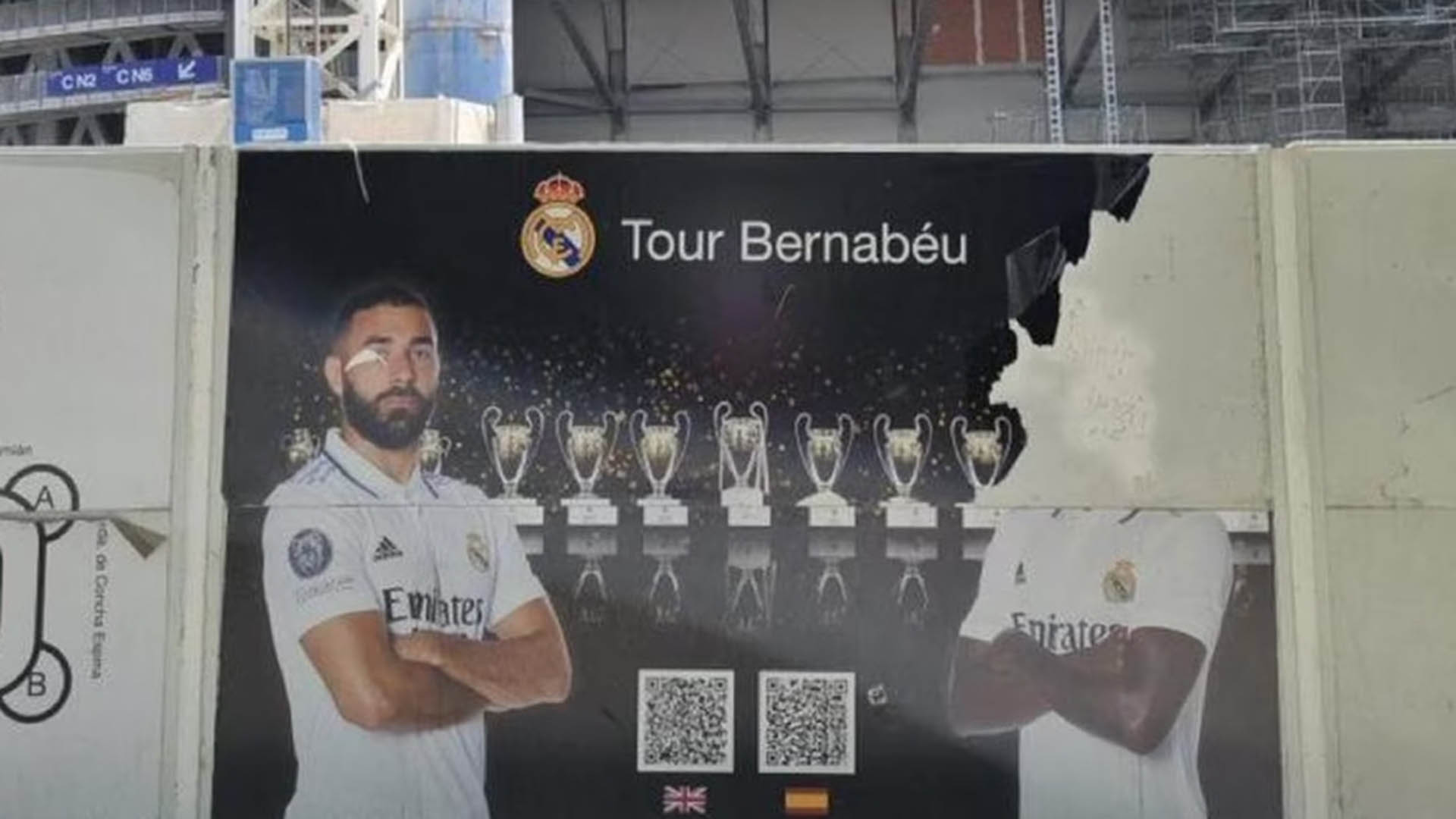 El acto de vandalismo que sufrió un cartel publicitario con la imagen de Vinicius Jr en el Santiago Bernabéu