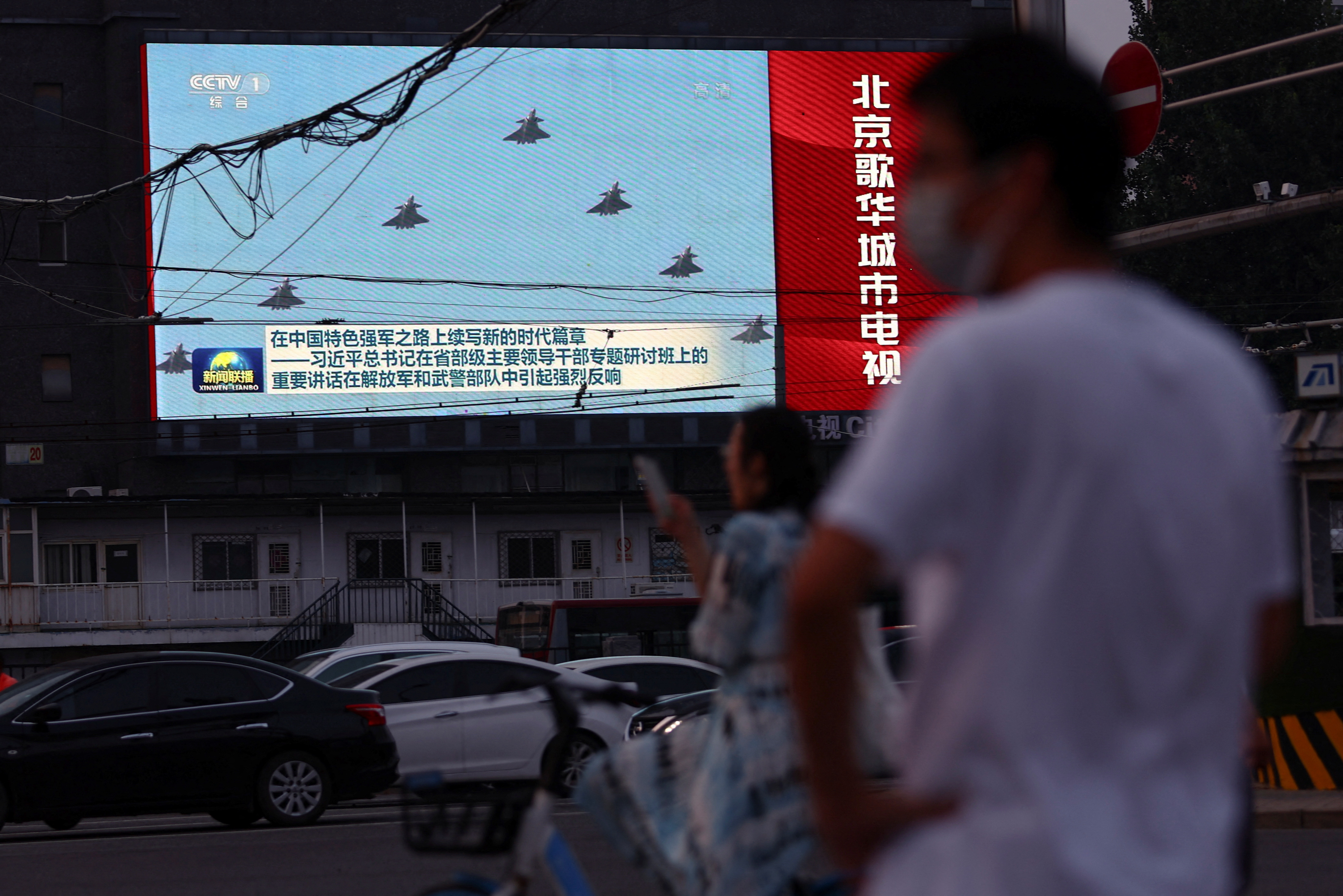 Las noticias en la TV china marcan la creciente militarización y los ejercicios que realiza la Armada de Beijing (REUTERS/Tingshu Wang)