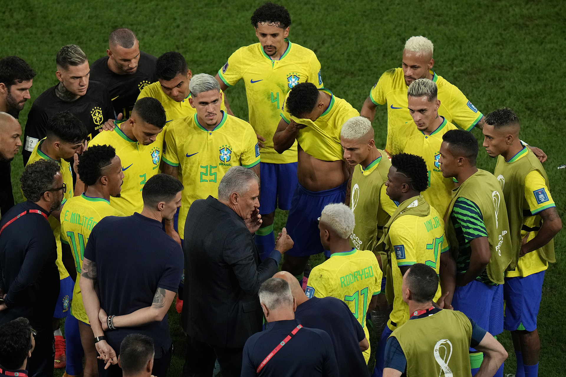 Tite habla con los jugadores de Brasil en el entretiempo del alargue en Qatar (AP Photo/Alessandra Tarantino)