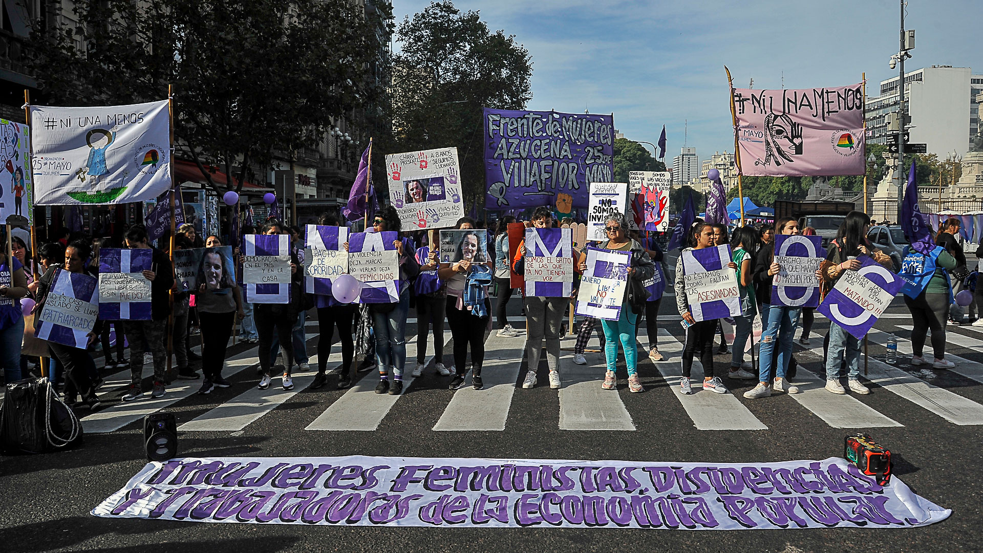 Con carteles y fotos de víctimas de femicidio, organizaciones feministas volvieron a pedir por la erradicación de la violencia de género