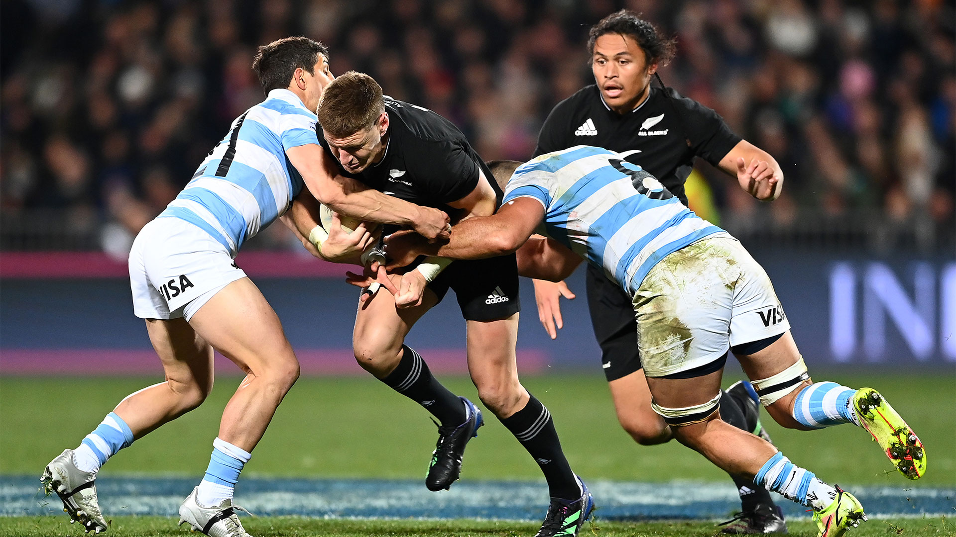 Jordie Barrett intenta cruzar el tacle argentino. La defensa fue un bastión del triunfo (Photo by Hannah Peters/Getty Images)