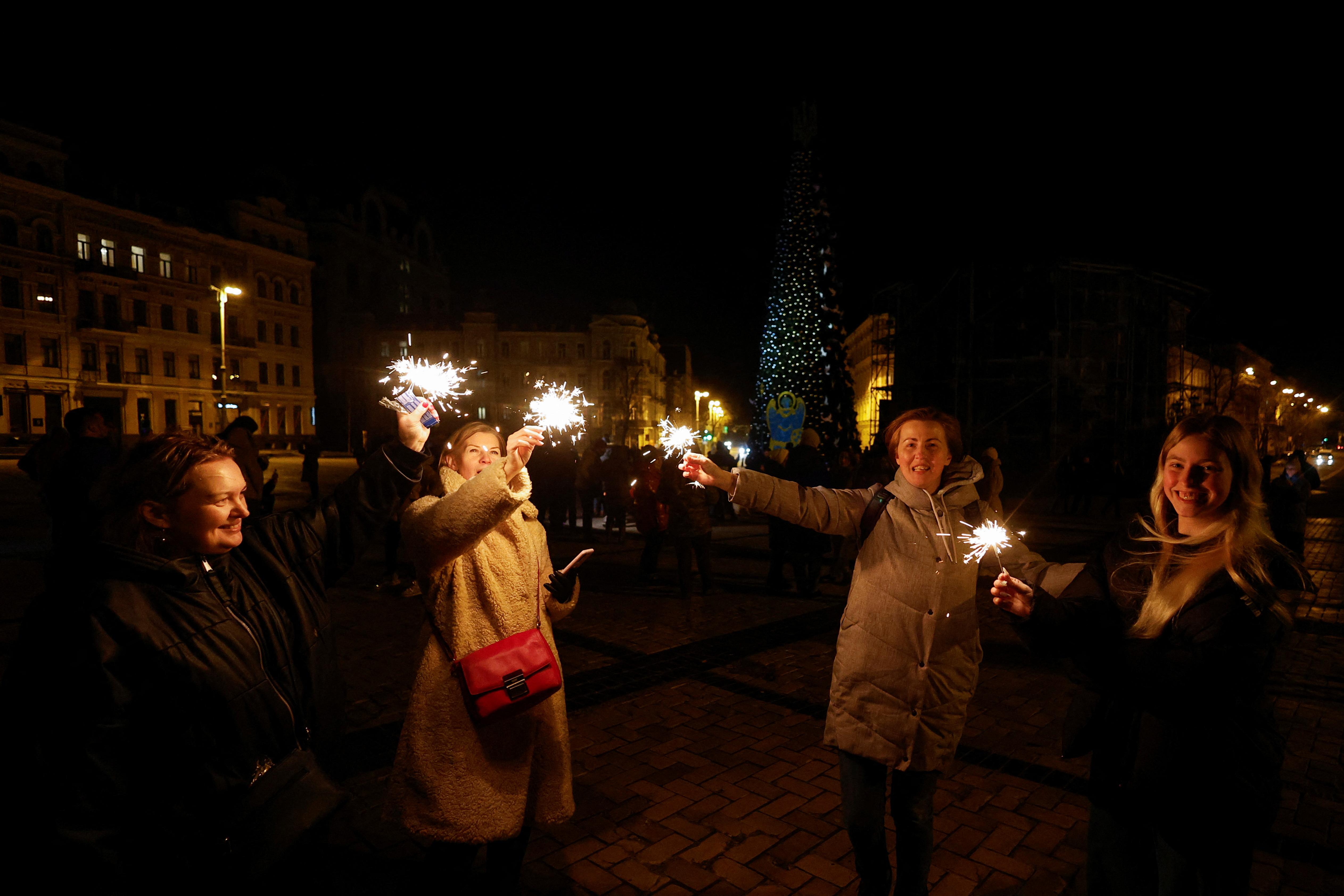 Los ucranianos celebraron el nuevo año con la esperanza de que este 2023 traiga la paz (REUTERS)