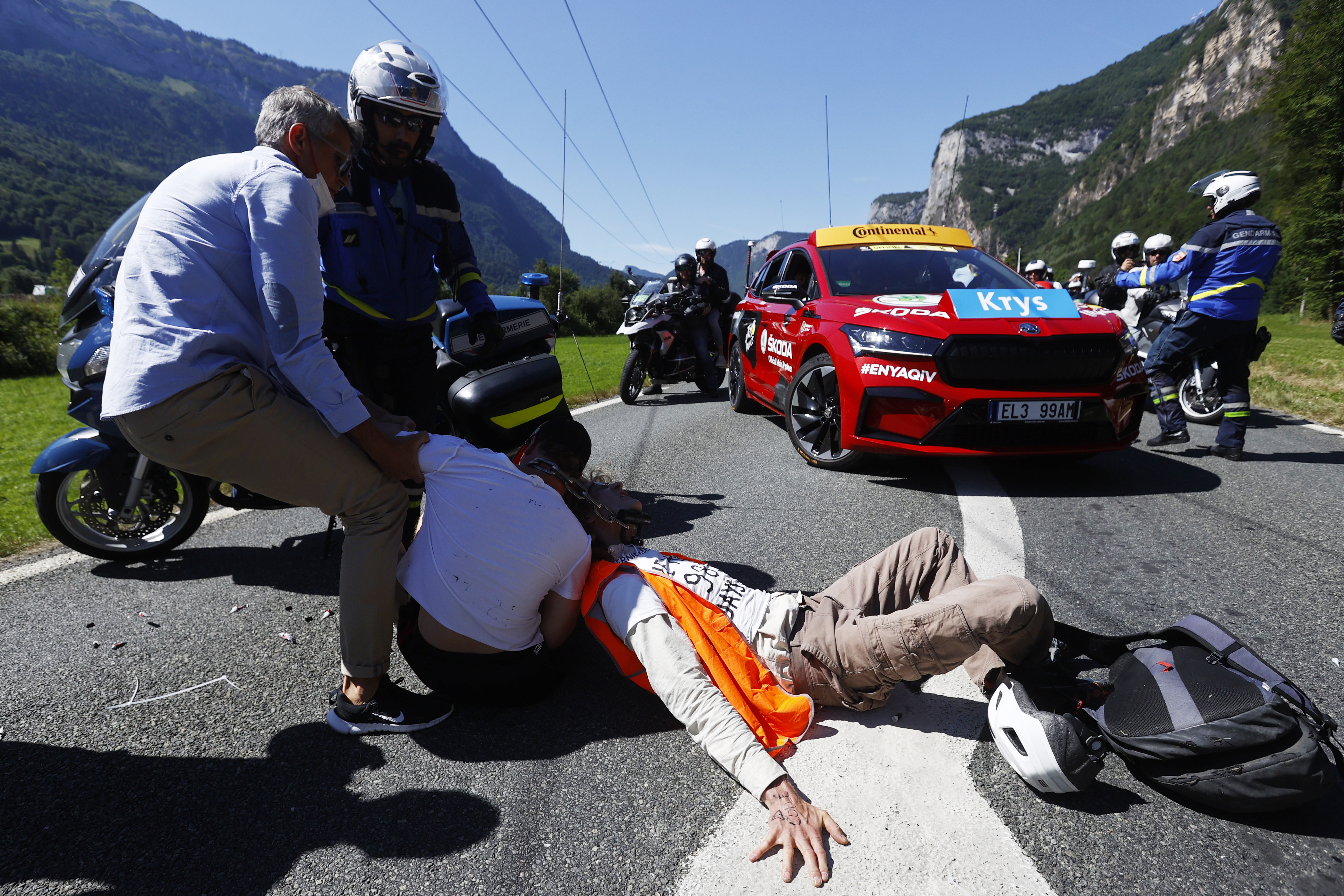 Megeve (France), 12/07/2022.- Police remove protesters from the road during the 10th stage of the Tour de France 2022 over 148,5km from Morzine to Megeve, France, 12 July 2022. (Ciclismo, Protestas, Francia) EFE/EPA/GUILLAUME HORCAJUELO