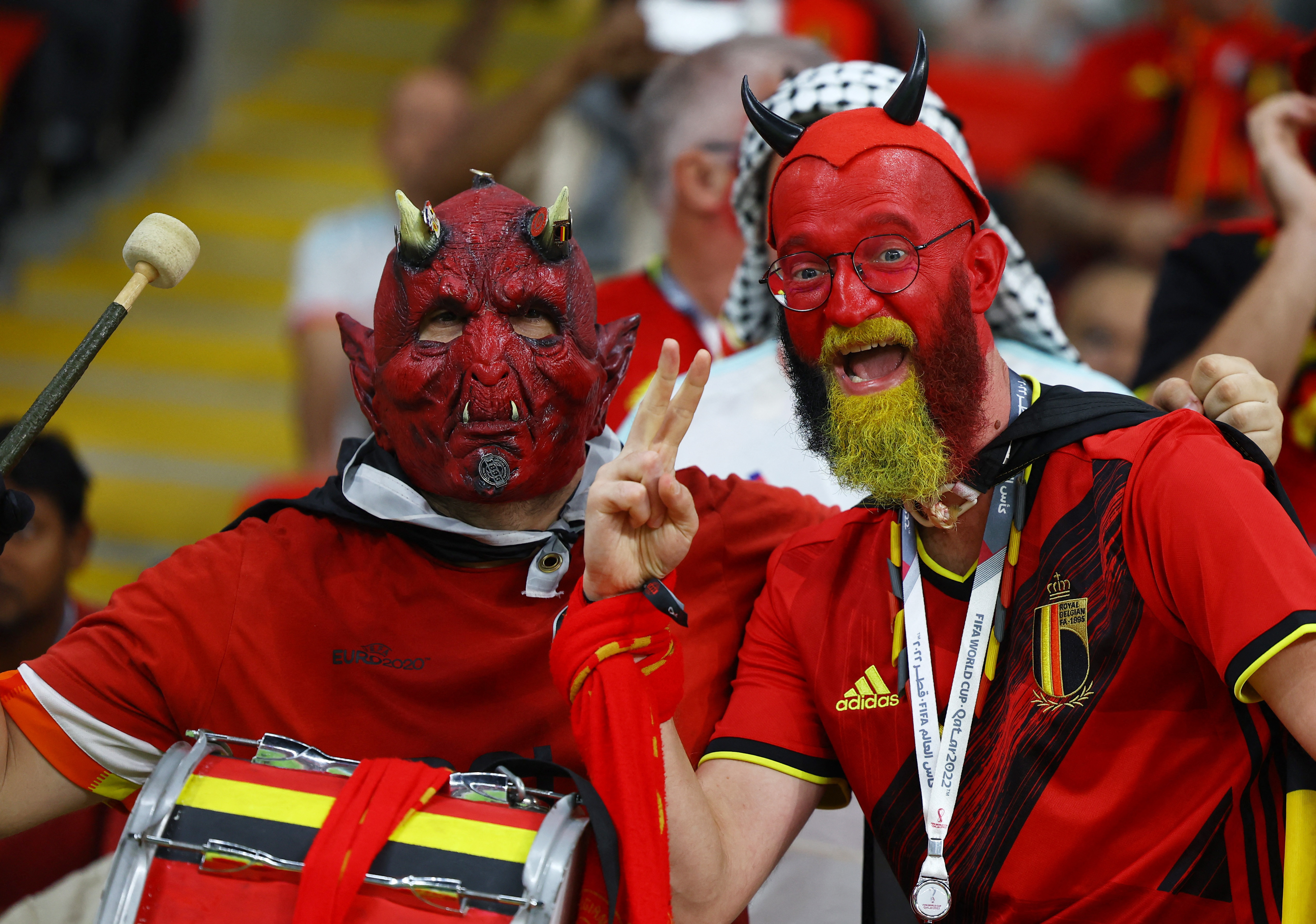 Los hinchas belgas se disfrazaron de Diablos Rojos en la previa del duelo ante Canadá por el Mundial (REUTERS/Kai Pfaffenbach)