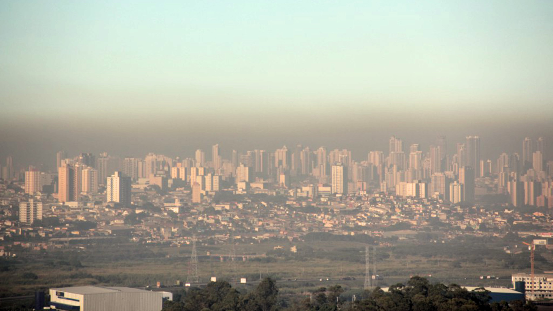 El NOx es el causante de las famosas nubes de smog. Esto es lo que ha inclinado la balanza en contra de los e-fuels como alternativa para los motores de combustión interna