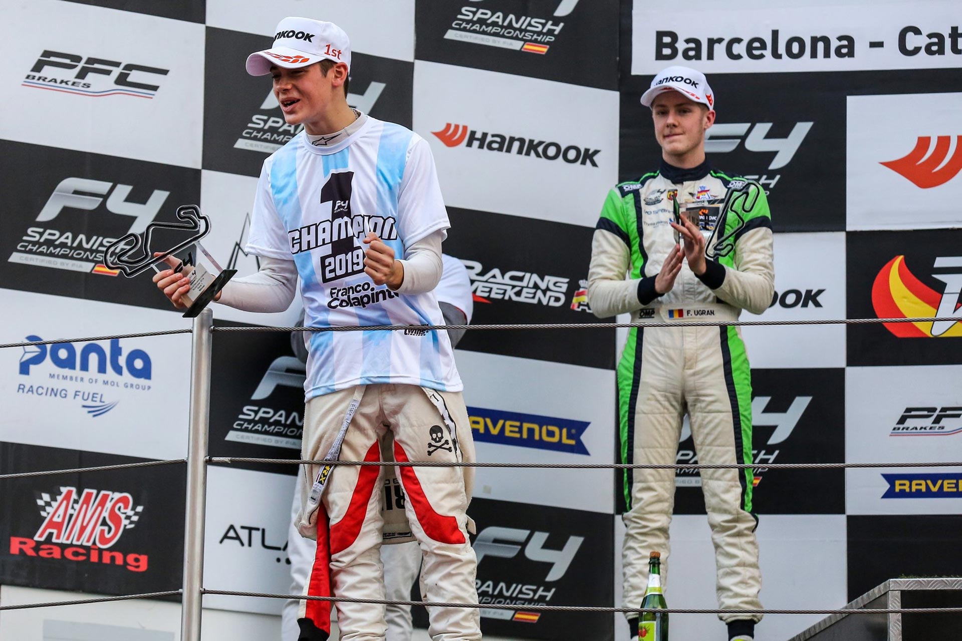 En uno de los podios tras ganar en la Fórmula 4 Española. 