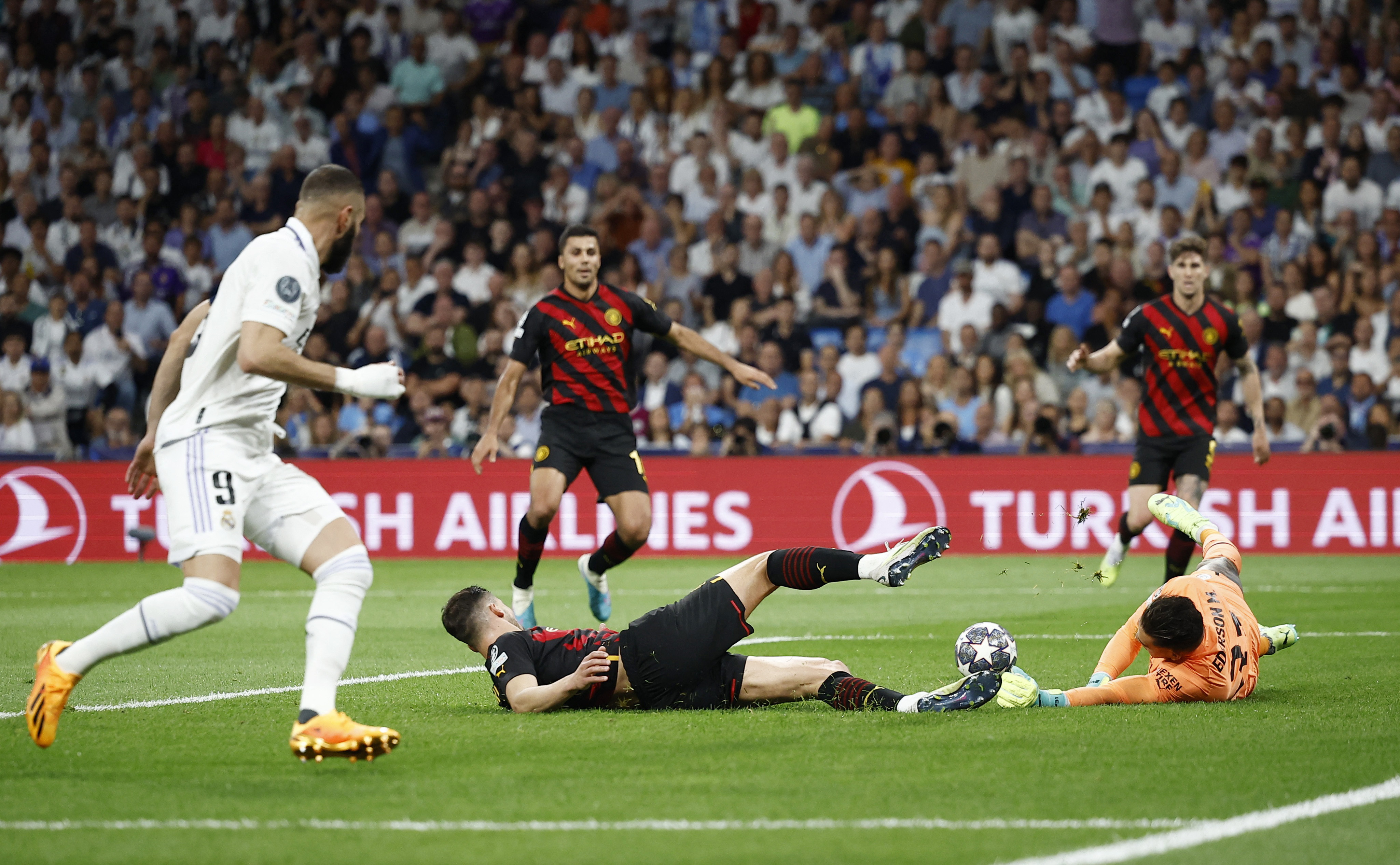 Ederson cumplió una buena labor para defender la valla del Manchester City ante el Real Madrid (REUTERS/Juan Medina)