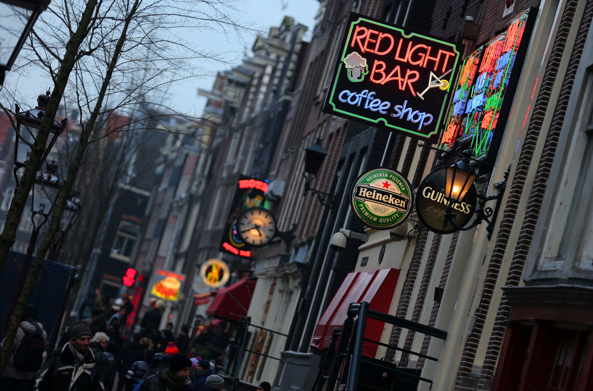 El Red Light Bar Coffee Shop en el Barrio Rojo de Amsterdam. Foto: Oliver Berg/dpa/Archivo